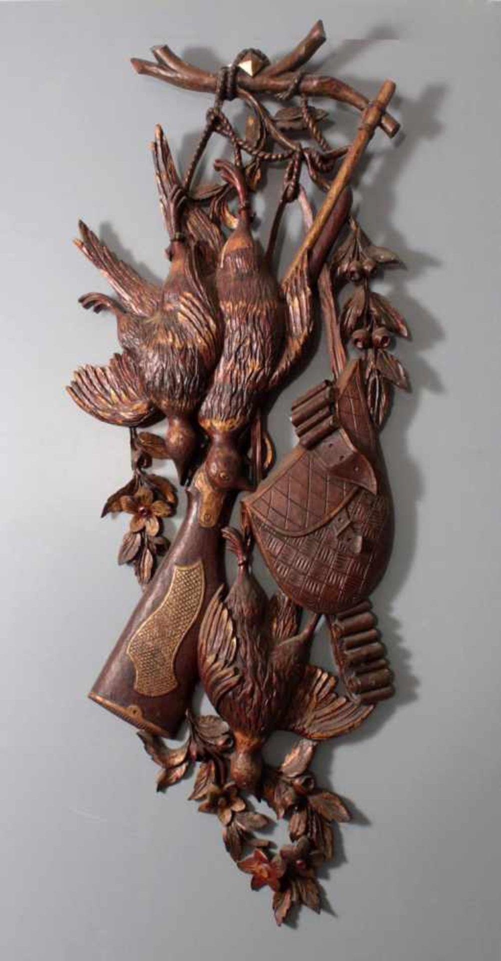 Jagdtafel, Wandaplikation aus HolzPlastisch aus dem Vollholz geschnitzt, erlegte Rebhühner,