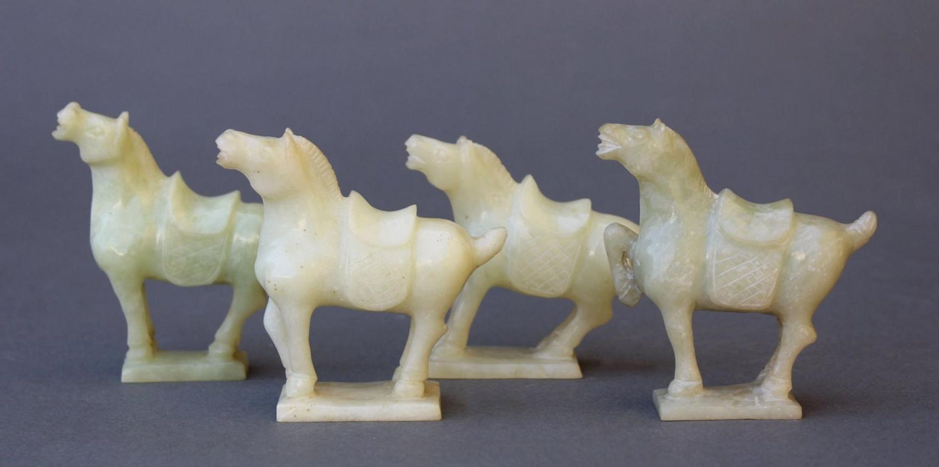 Vier Kleine PferdefigurenChina 20. Jahrhundert, grüne Jade geschnitzt, gesatteltes Pferd auf - Bild 2 aus 3