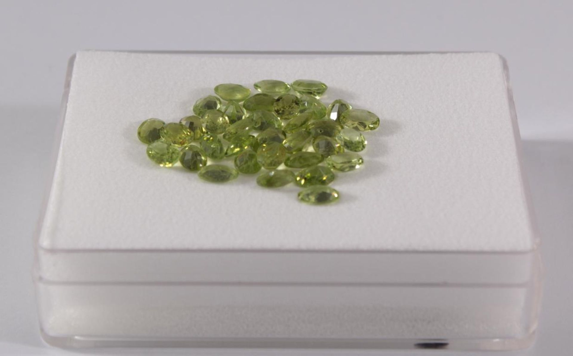 34 Peridote von 24,8 KaratOval, ca. 6,8 x 5 mm - Bild 3 aus 3