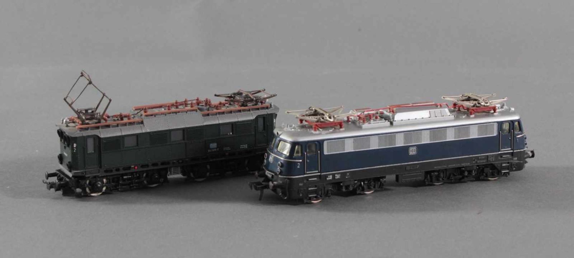 2 E-Loks Spur H01x Fleischmann 110 444-7 in blau.1x Roco 144 509-7 in grün