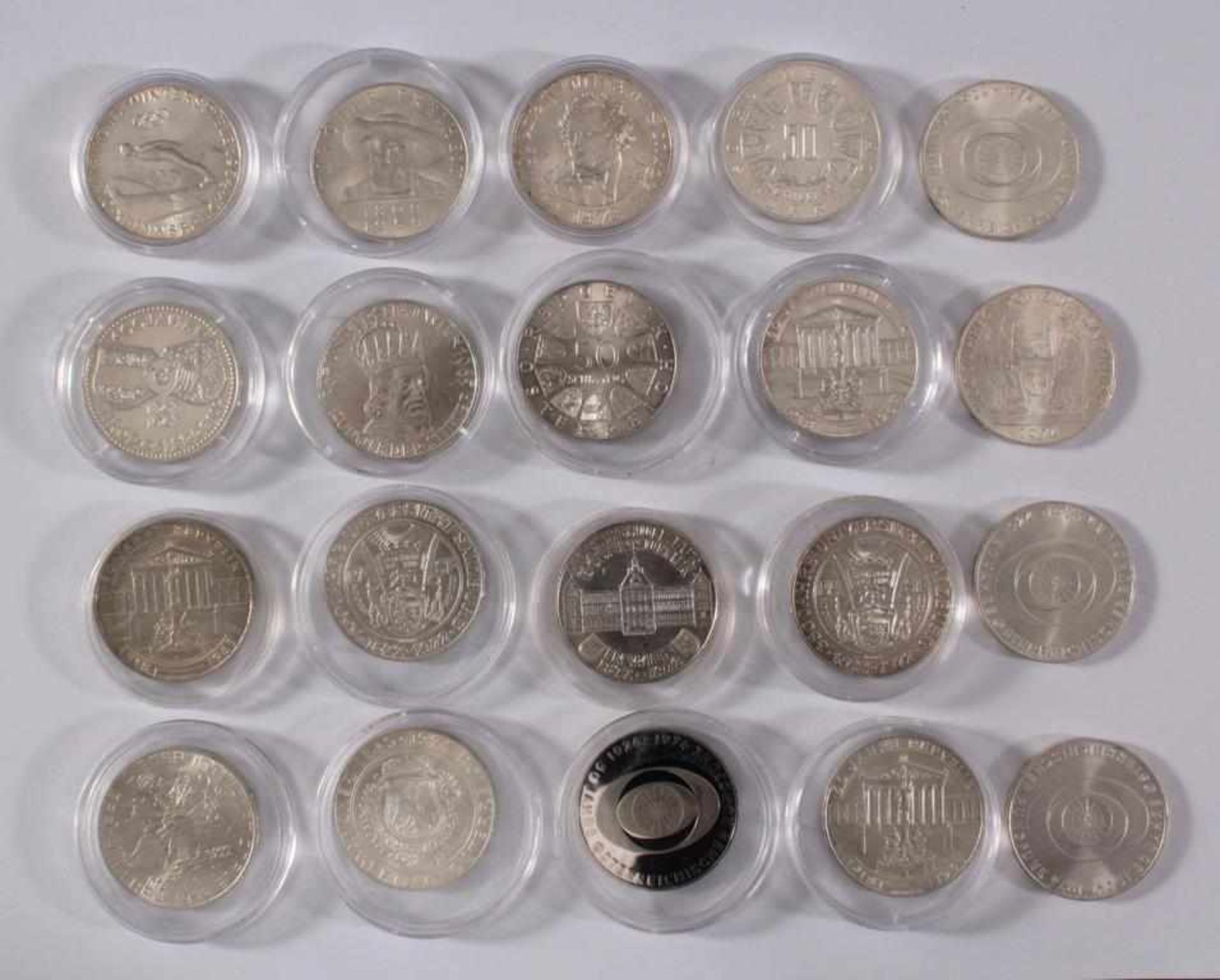 Österreich, 50 Schilling Gedenkmünzen in Lindner Münzbox20 Stück davon 16 in Münzkapseln