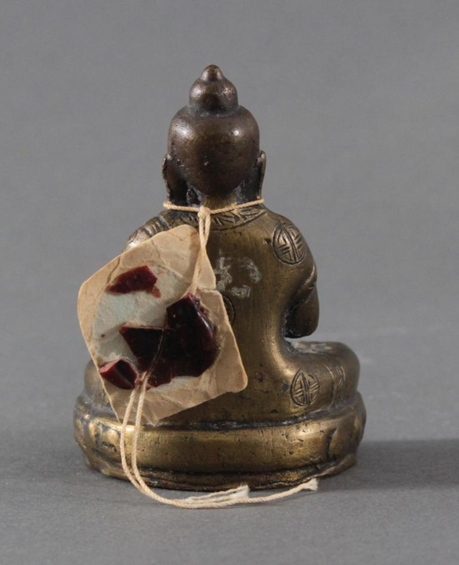 Bronze Buddha, 18./19. JahrhundertAuf Lotusthron Darstellung des Budda im Meditationssitz mit der - Bild 2 aus 3