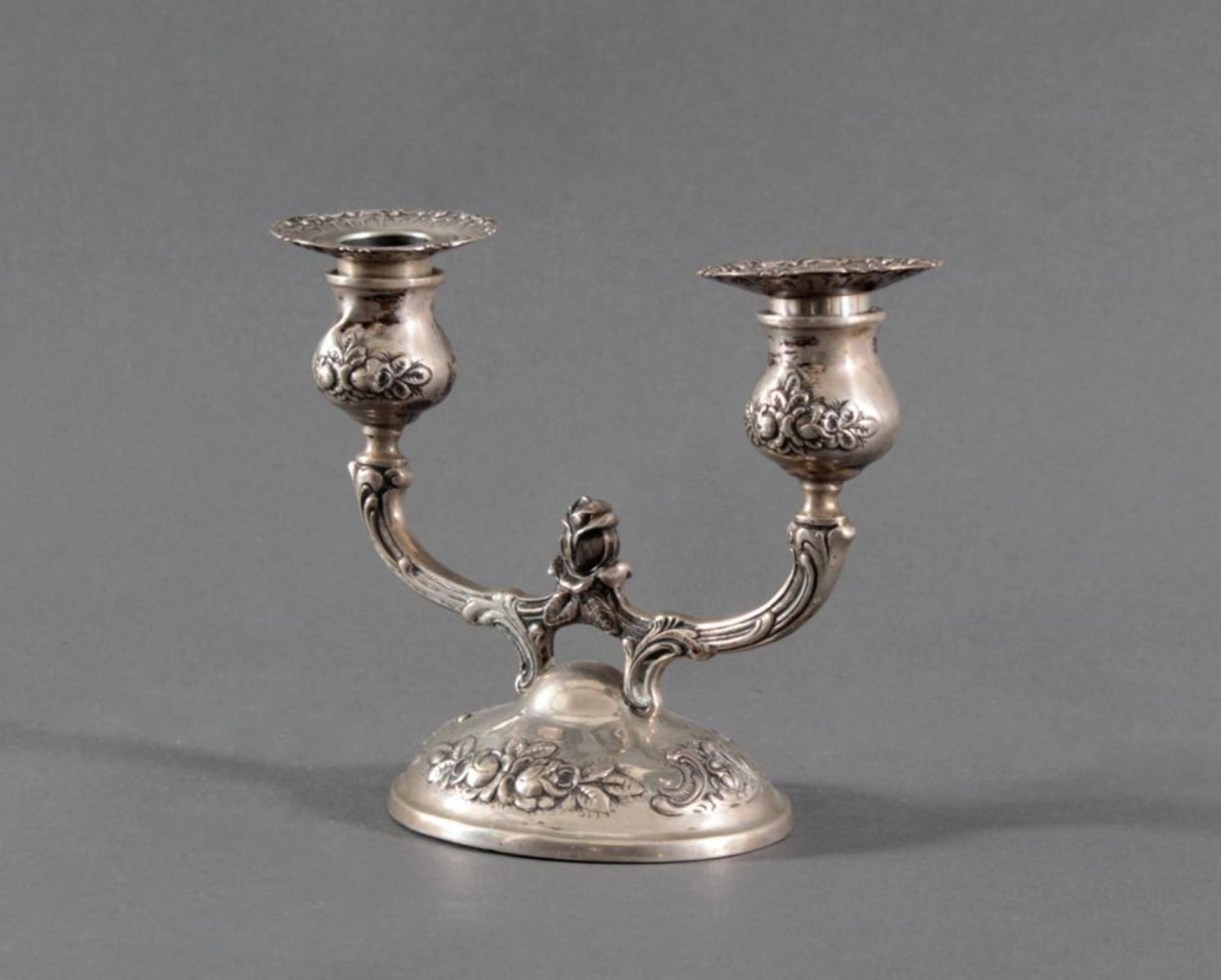 Silberner Kerzenständer. 800er Silber2-flammiger Kerzenständer, florales Reliefdekor, die - Bild 2 aus 4