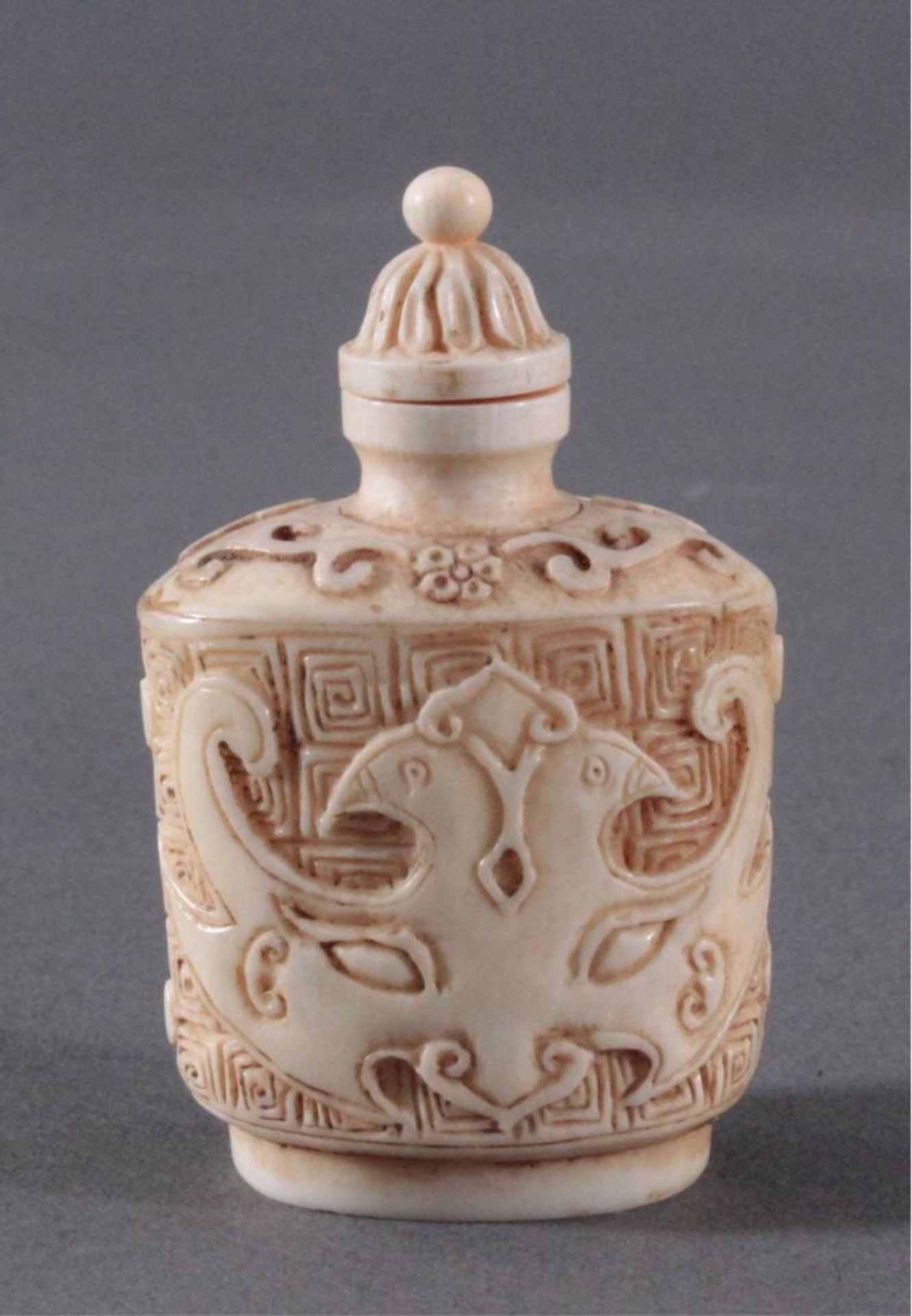 Snuff Bottle aus Elfenbein, China um 1900Umlaufend feine Schnitzarbeit von Ornamenten, ca. Höhe 6,