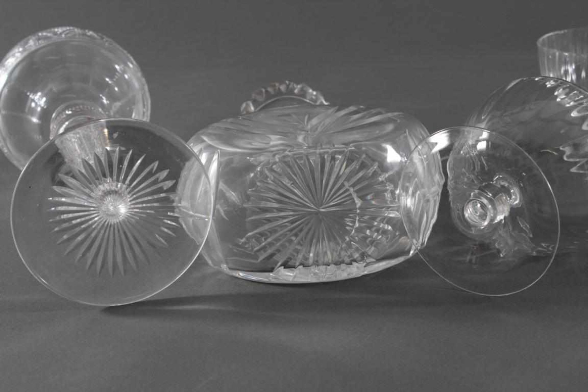 Glas Konvolut, 8 TeileTheresienthal, großes Weinglas. Farbloses Glas. Umlaufend facettiert - Bild 4 aus 5
