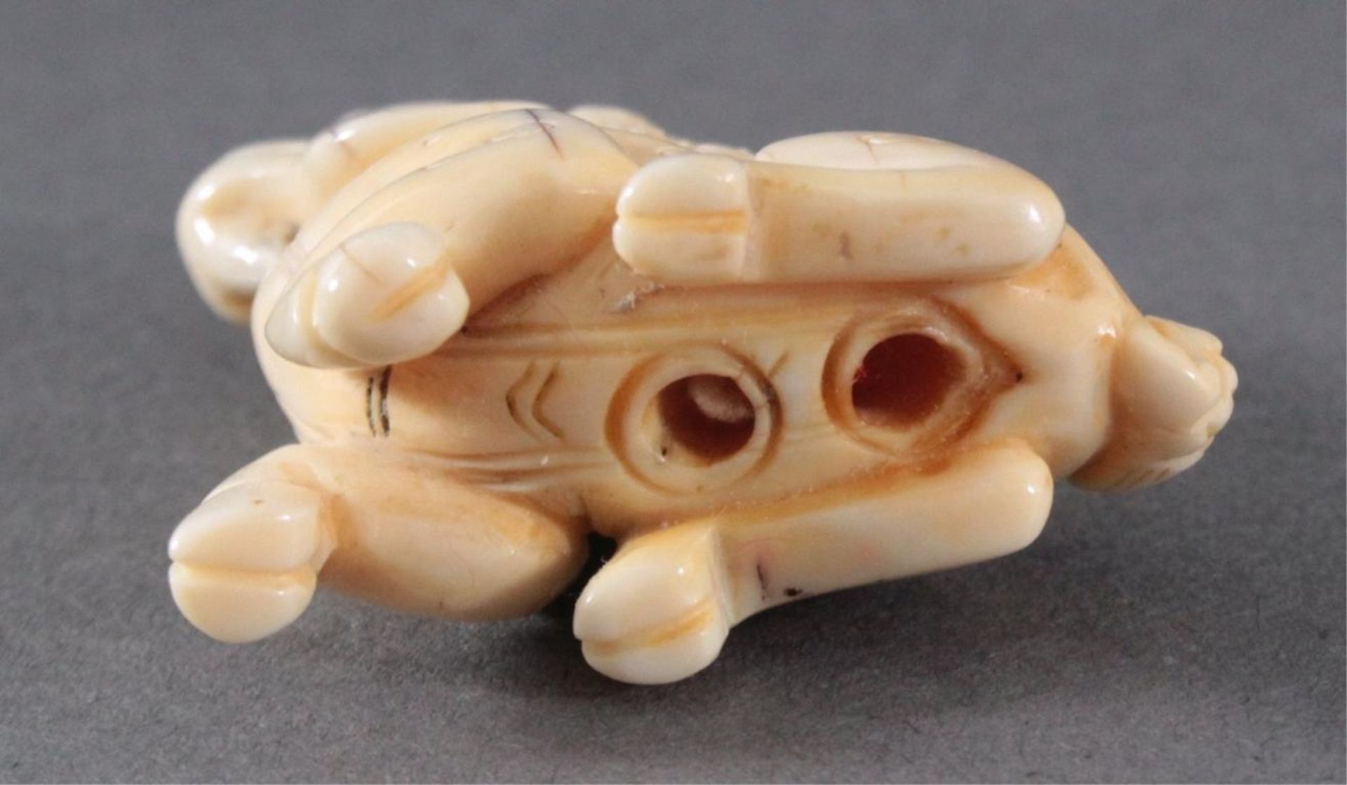 Netsuke, Japan 1. Hälfte 20. Jh., Elfenbein geschnitztDrache, ca. 4 x 1,6 x 3,5 cm. - Bild 4 aus 4