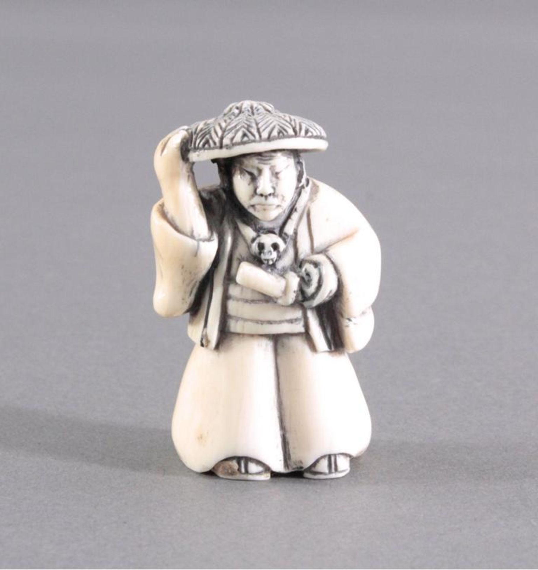 Netsuke, Japan 1. Hälfte 20. Jh., Elfenbein geschnitztVollplastische Schnitzerei, japanischer