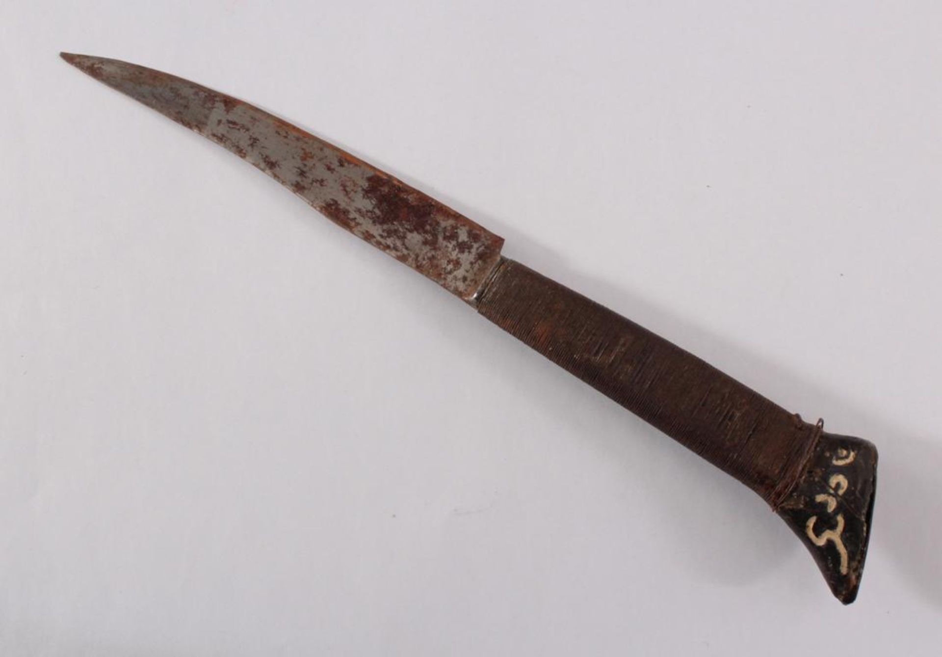 Antikes MesserRote, geprägte Leder-Scheide, mit Draht umwickelter Griff, Griffspitze (geklebt) aus - Bild 2 aus 6