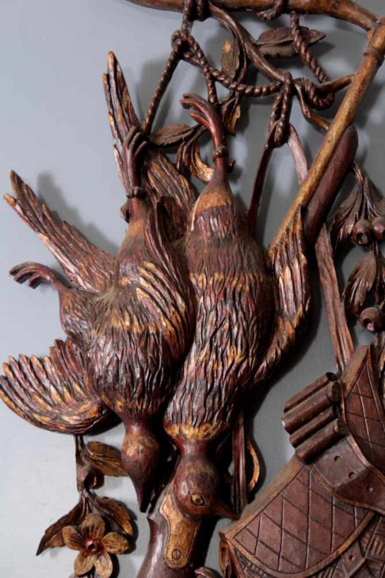 Jagdtafel, Wandaplikation aus HolzPlastisch aus dem Vollholz geschnitzt, erlegte Rebhühner, - Bild 2 aus 3