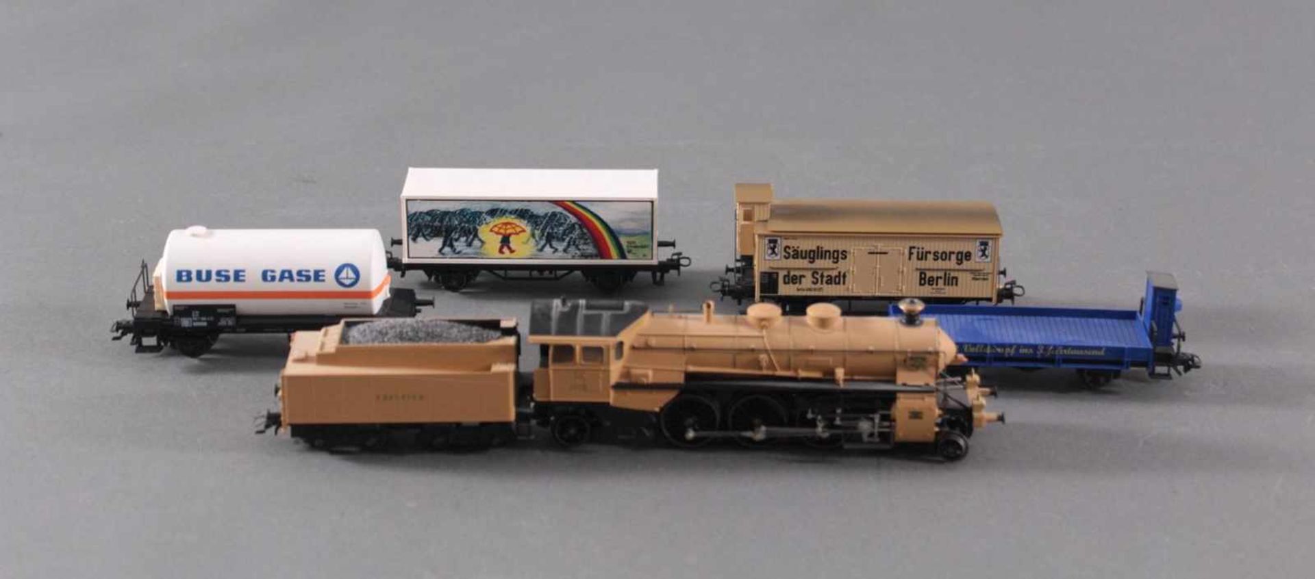 Märklin Dampflok 33185 mit 4 Waggons