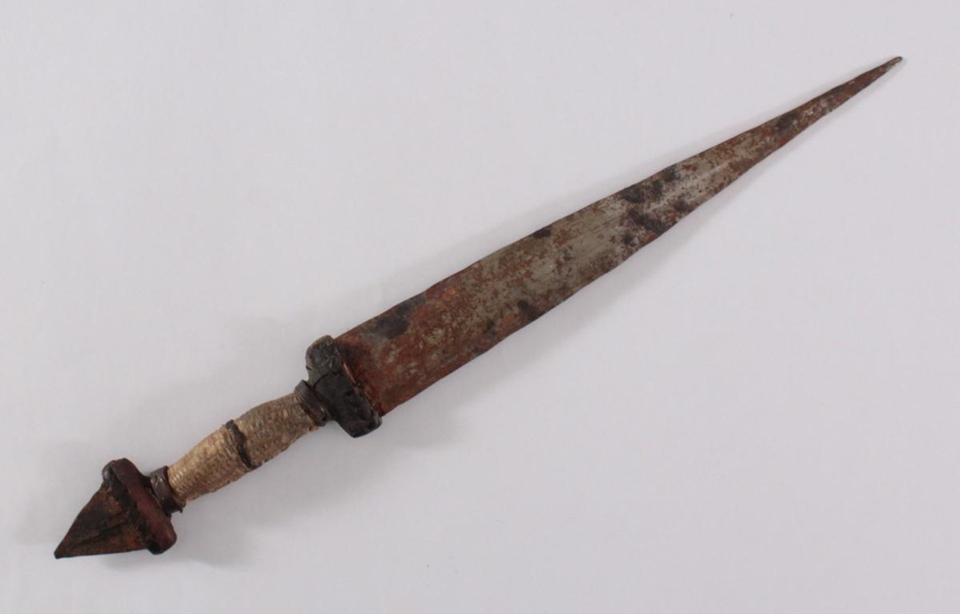Antikes MesserMit Faden und Leder umwickelter Griff, ca. Länge 31,5 cm