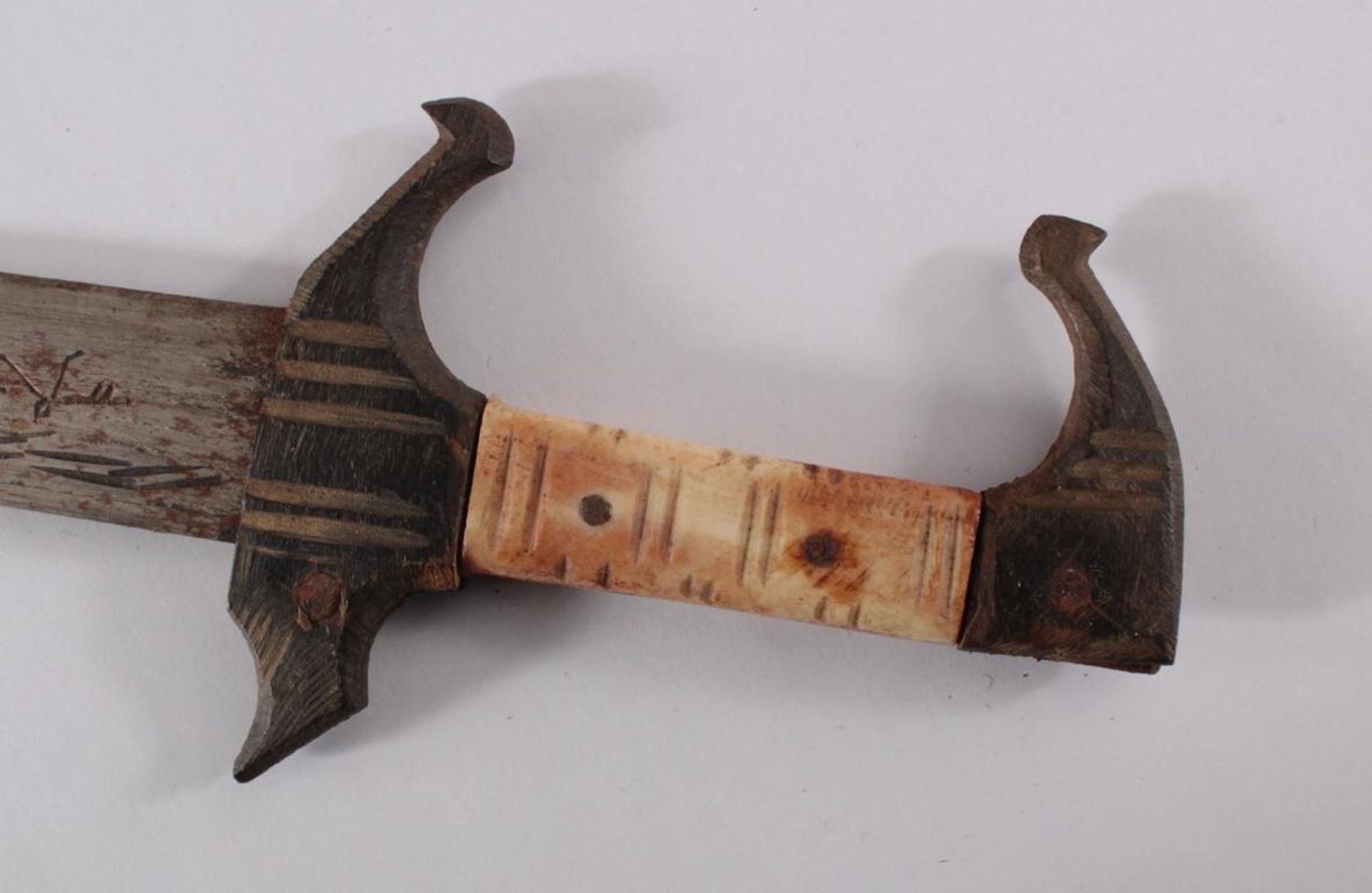 Antikes MesserGravierte Stahlklinge, Griff aus geschnitztem Holz und Bein, Holzscheide, ummantelt - Bild 3 aus 7