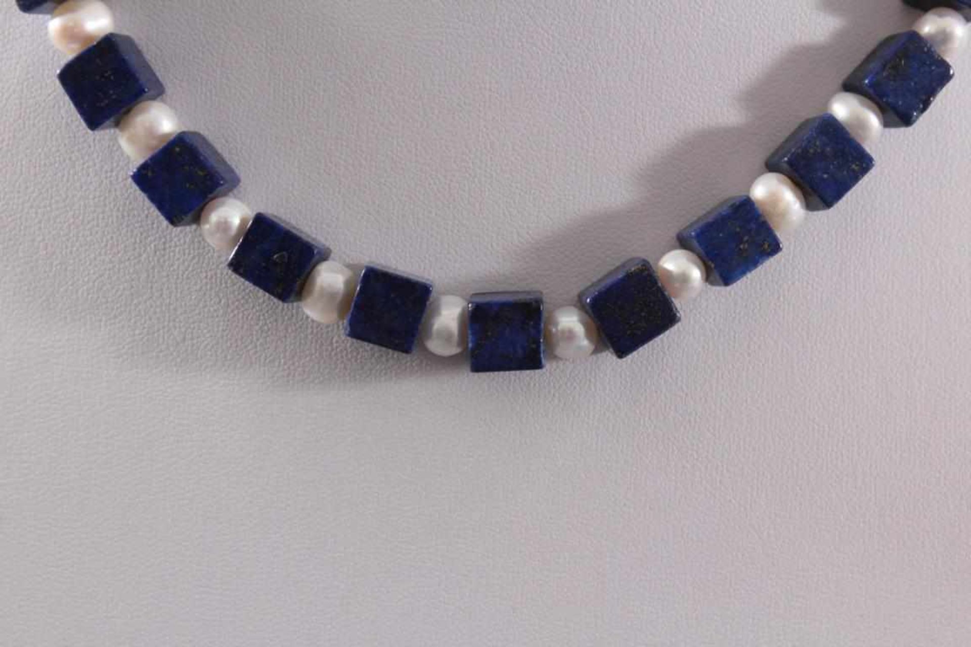 Halskette mit Lapislazuli Steinen und Frischwasser PerlenKarabiner-Verschluss aus Sterling Silber, - Bild 2 aus 2