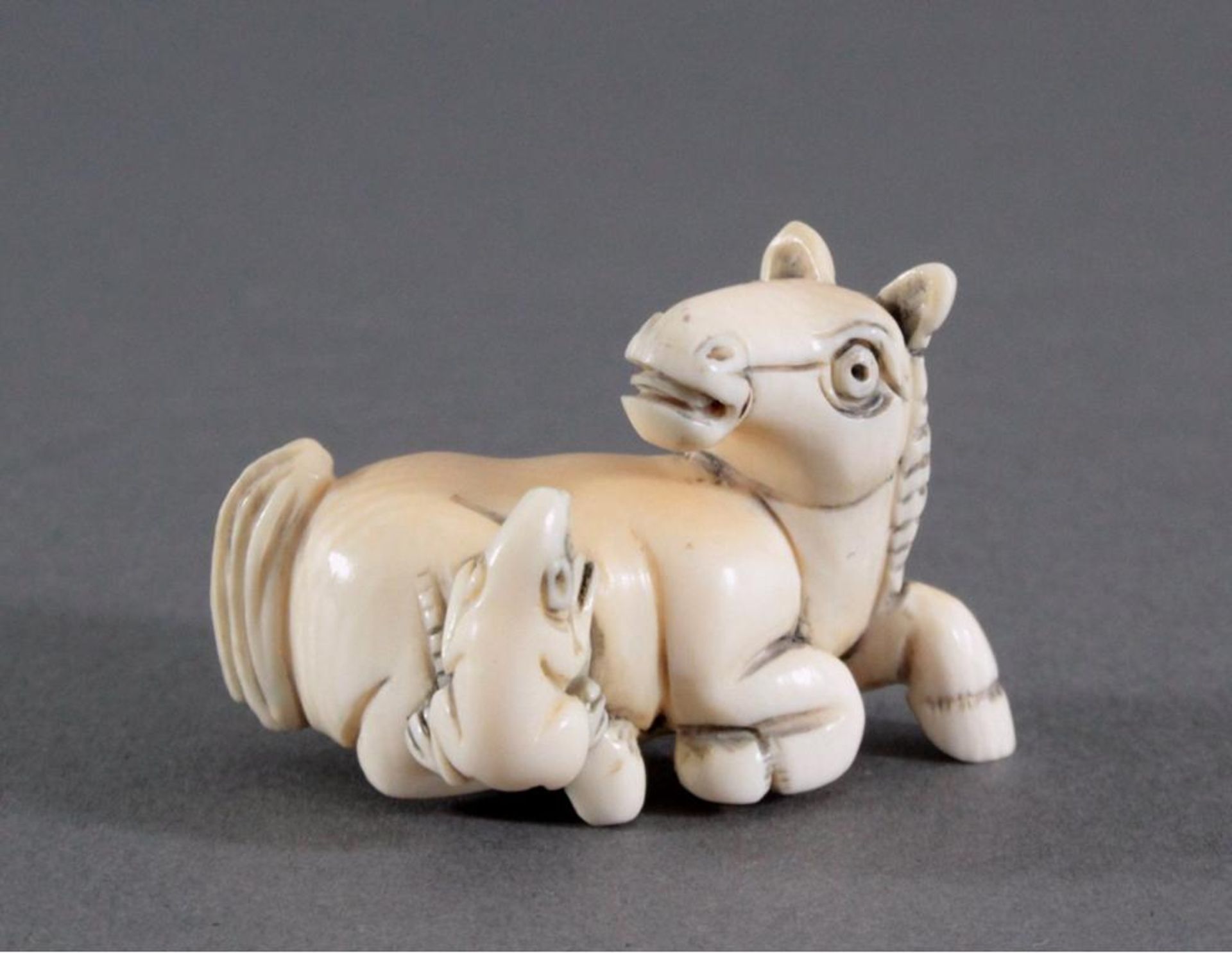 Netsuke, Japan 1. Hälfte 20. Jh., Elfenbein geschnitztLiegendes Pferd mit Ratte, signiert, ca. 2,6 x - Bild 2 aus 4