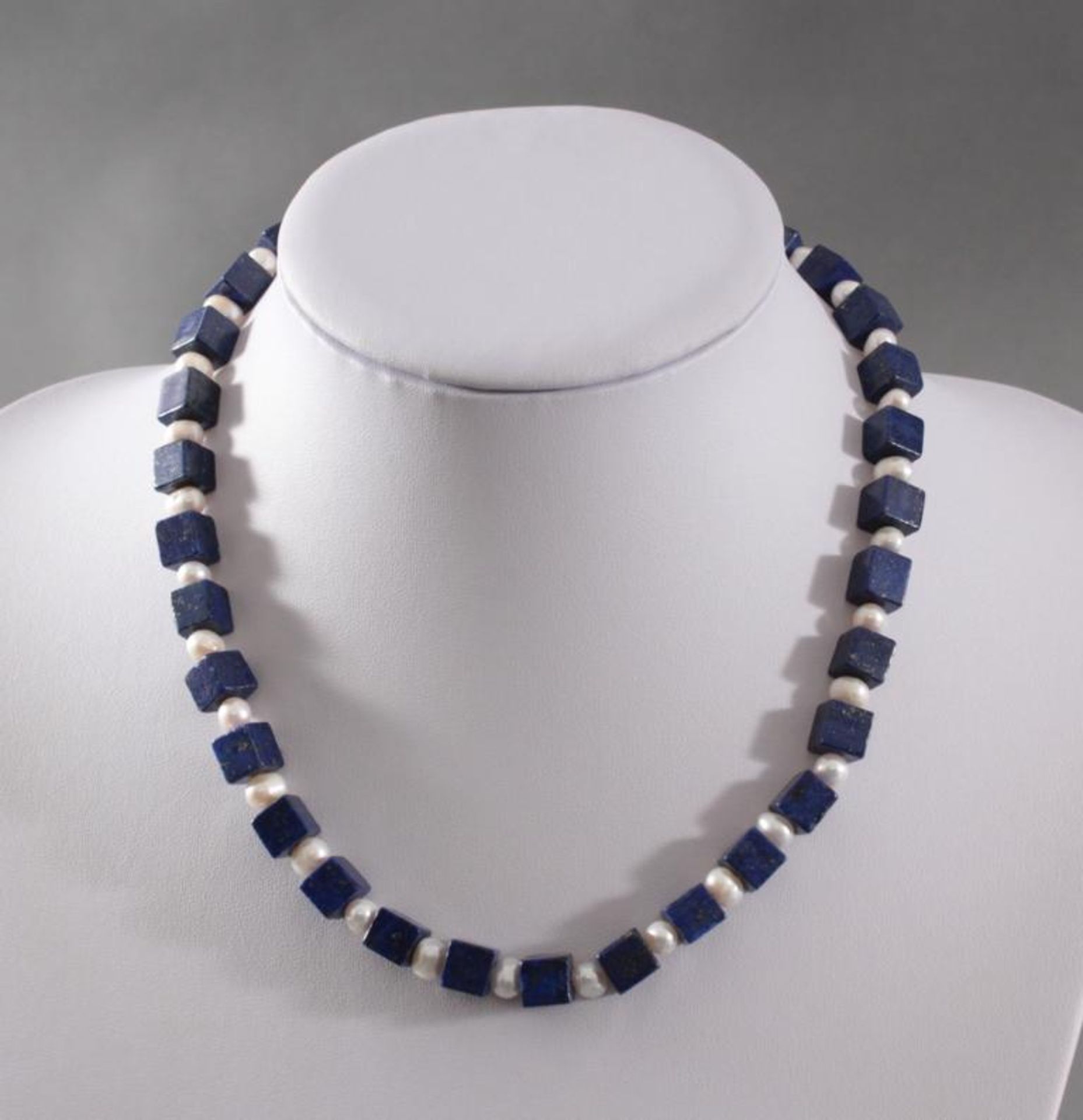 Halskette mit Lapislazuli Steinen und Frischwasser PerlenKarabiner-Verschluss aus Sterling Silber,