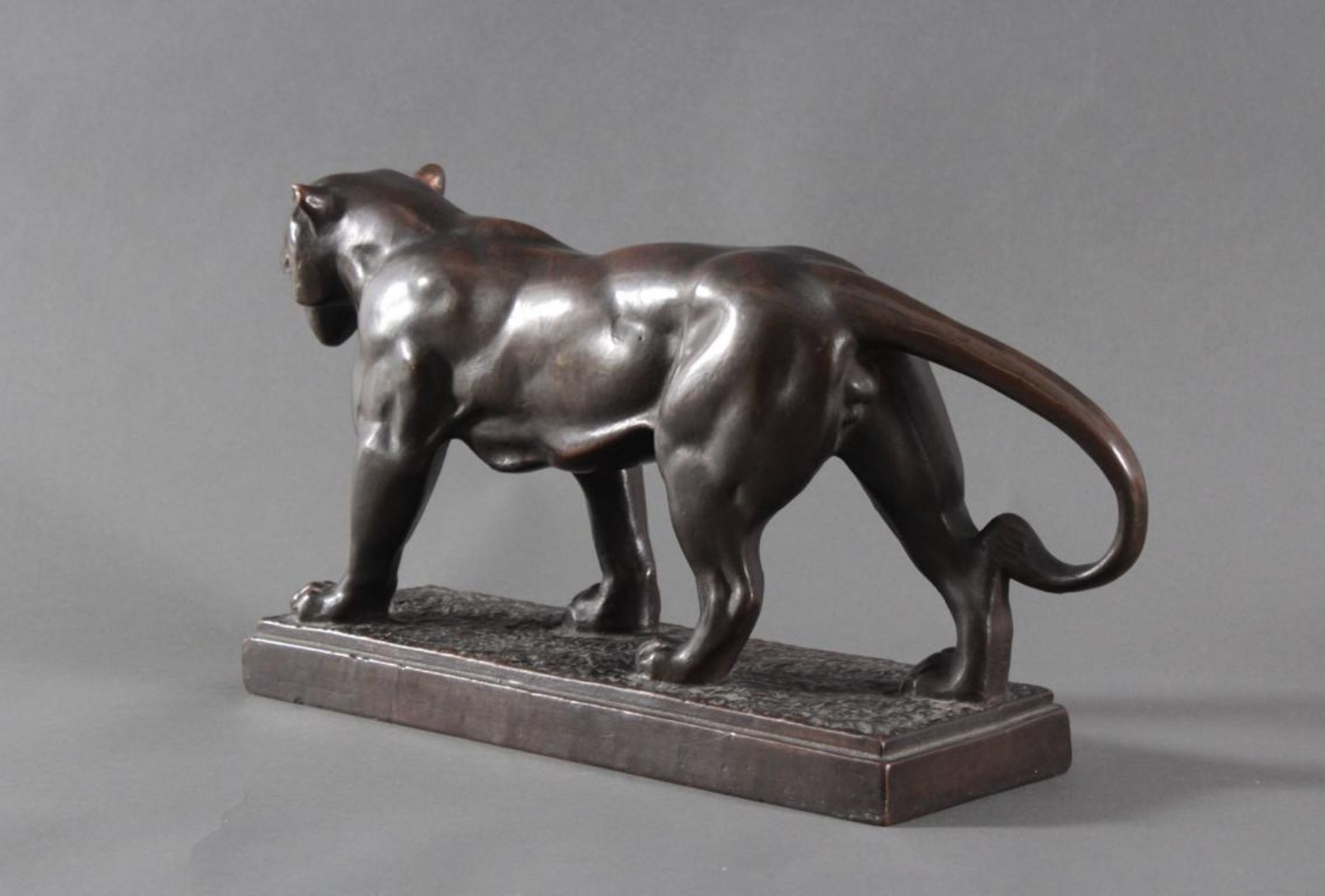 Skulptur einer Löwin aus Kupfer 1. Hälfte 20. JahrhundertPlastisch gestaltete Skulptur einer - Bild 4 aus 4