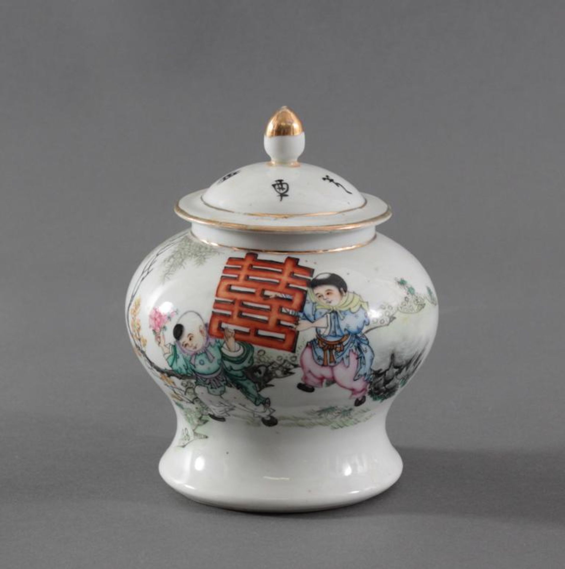 Chinesisches Deckelgefäß Kuang-Hsu Periode 1875-1908Antikes Porzellan Deckelgefäß mit umlaufend
