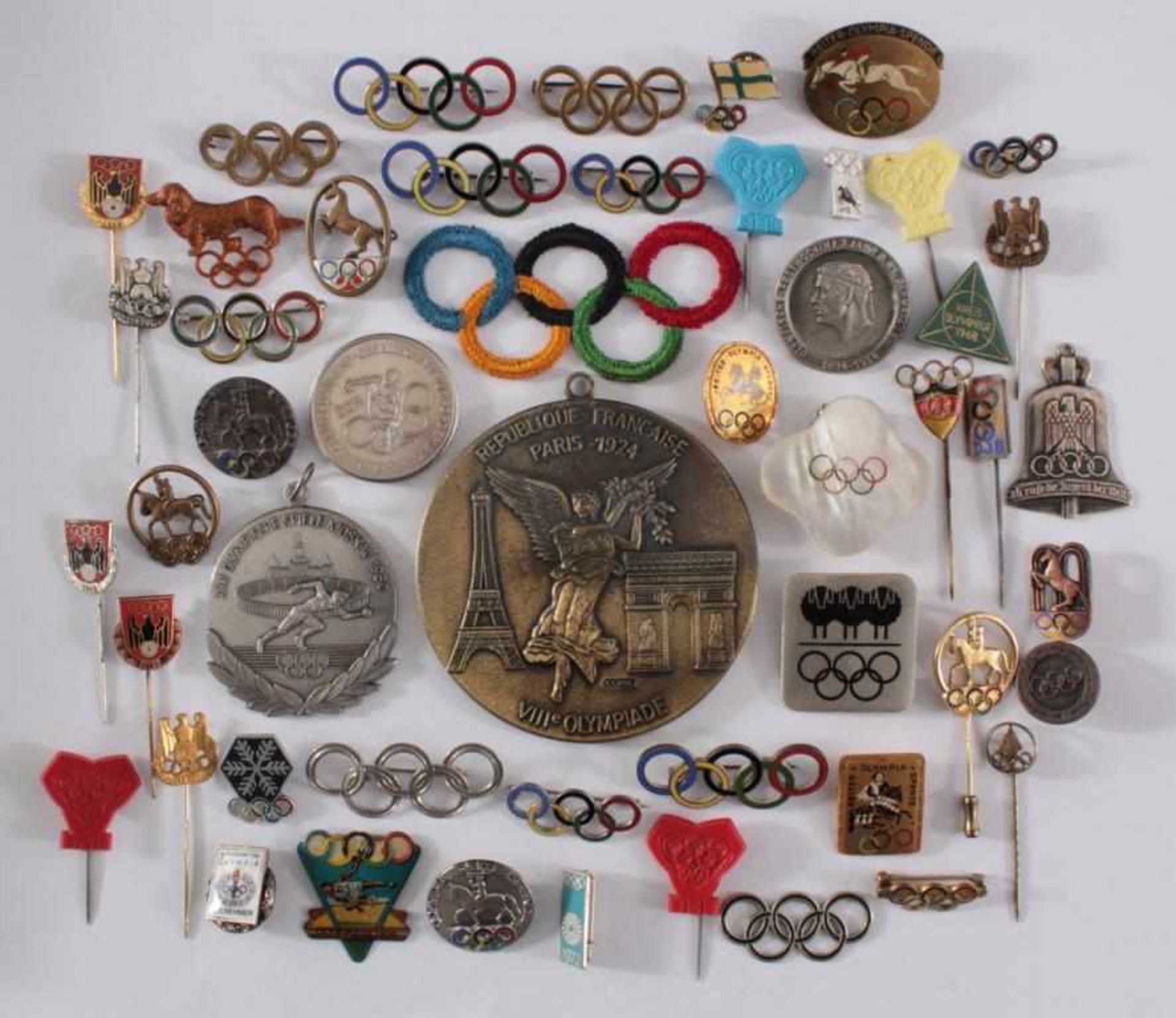 Olympische Spiele: Abzeichen, Anstecker etc.Insgesamt ca. 50 Teile. Thematisch werden die Olympiaden