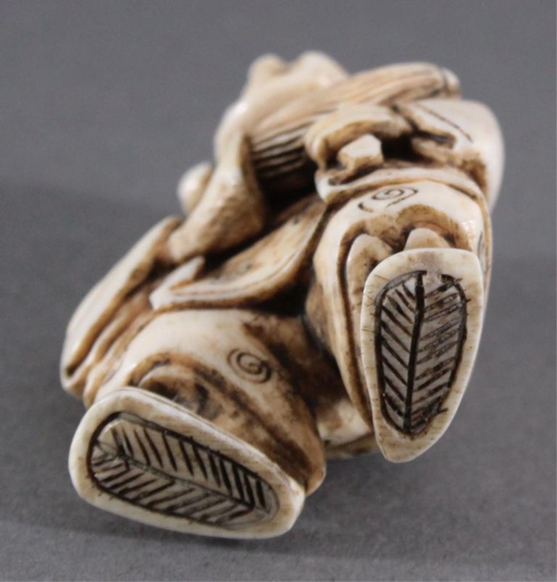 Netsuke, Japan 1. Hälfte 20. Jh., Elfenbein geschnitztMusizierender Mann, ca. Höhe 5,1 cm - Bild 3 aus 3