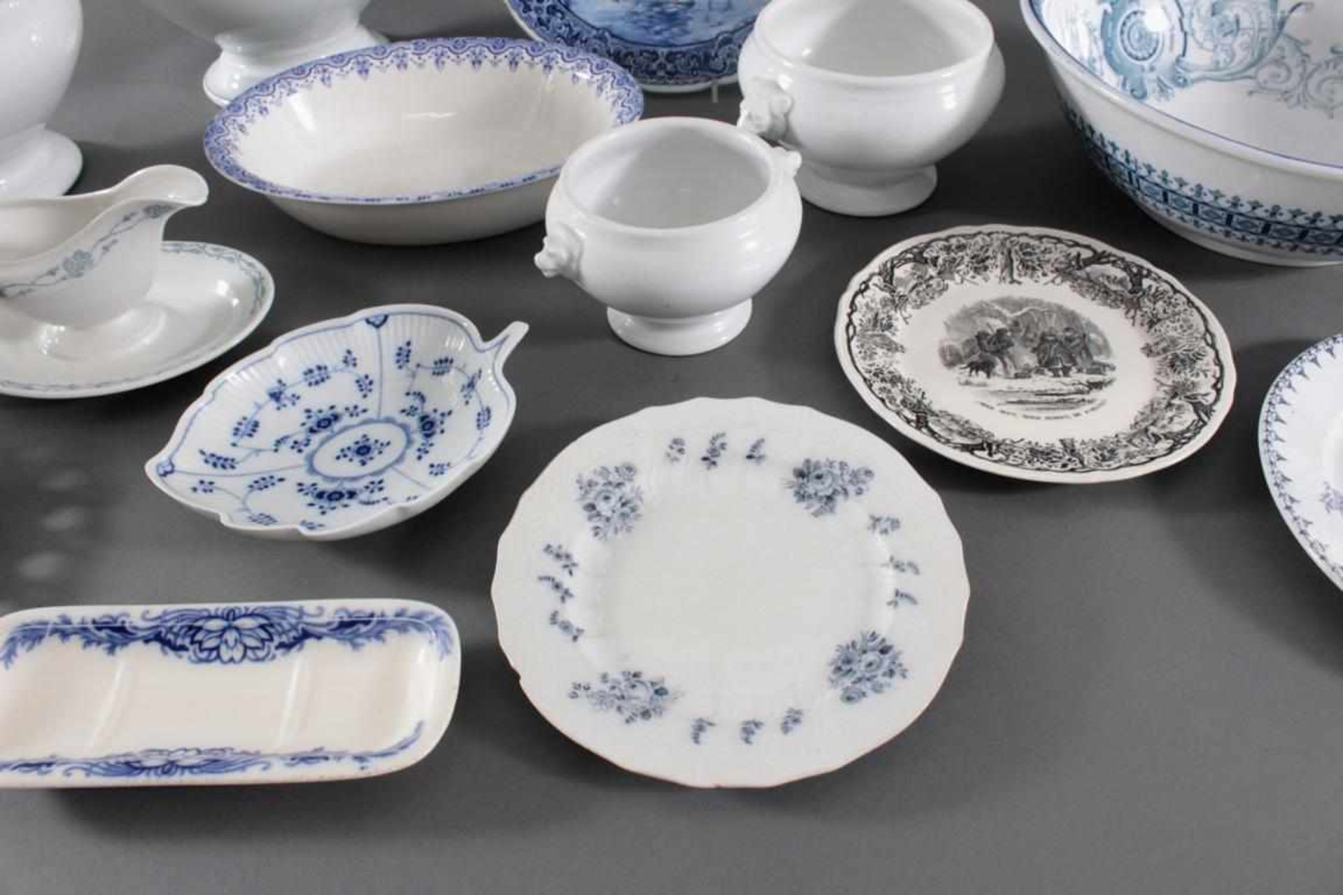 Konvolut Porzellan und Keramik um 19004 Suppenschüsseln mit seitlichen Handhaben in Form von - Bild 2 aus 6