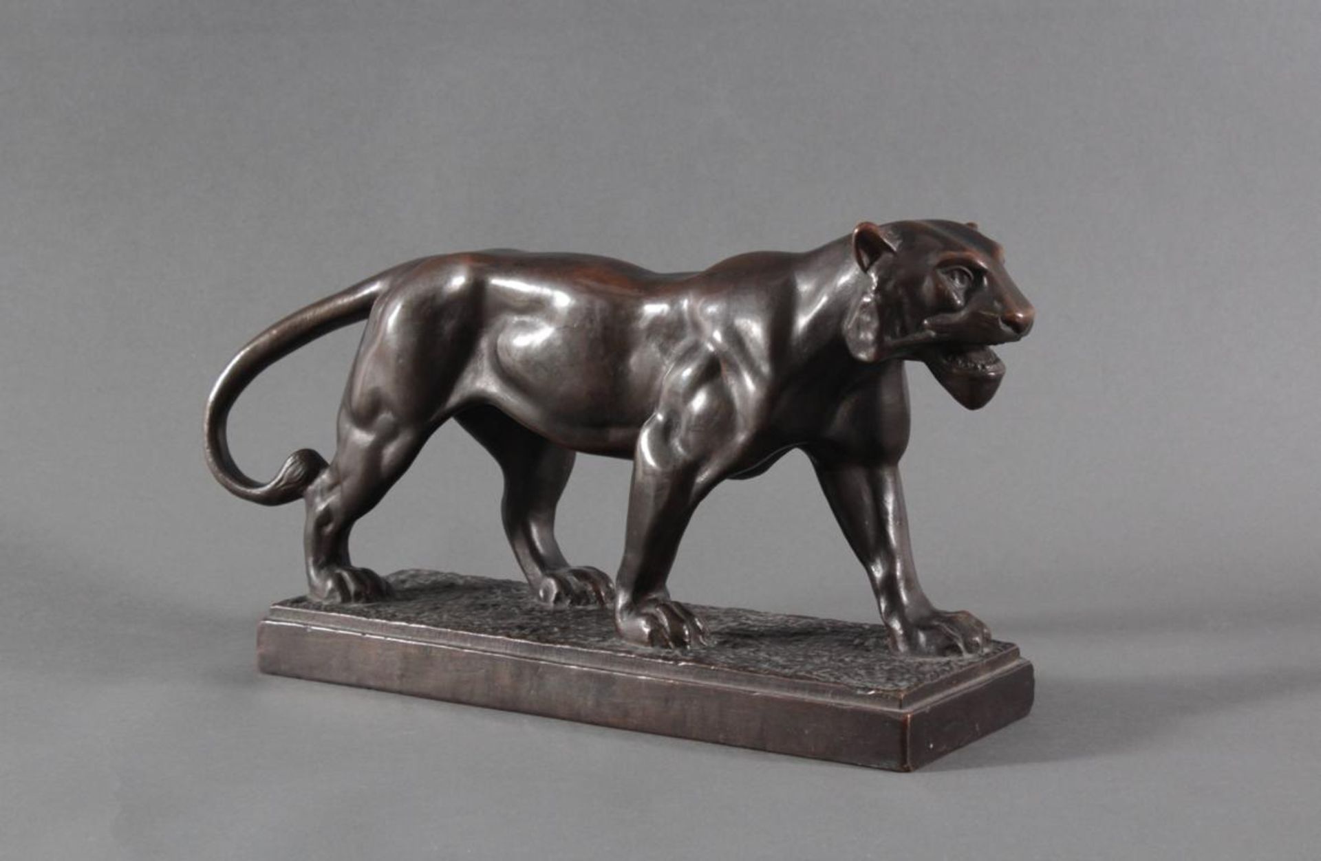 Skulptur einer Löwin aus Kupfer 1. Hälfte 20. JahrhundertPlastisch gestaltete Skulptur einer