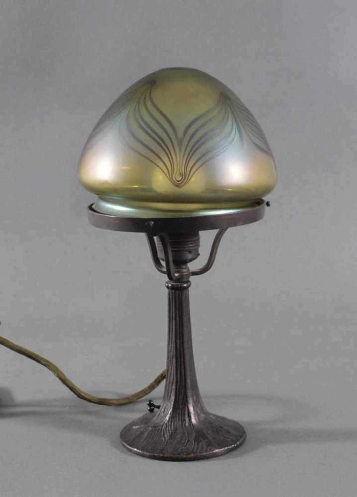 Jugendstil Lampe, PilzkopflampeRelivierter, dickwandiger Messingschafft bronziert, Glasschirm in