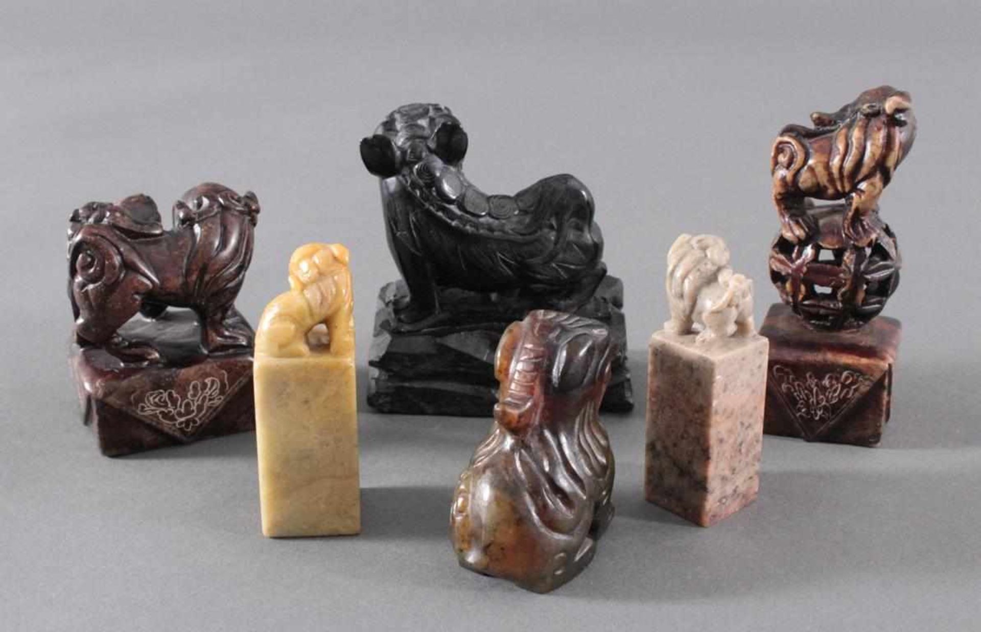 Konvolut Steinobjekte, "Fo-Hund"6 Stück. China, 20. Jahrhundert, unterschiedliche Fo-Hund- - Bild 2 aus 4