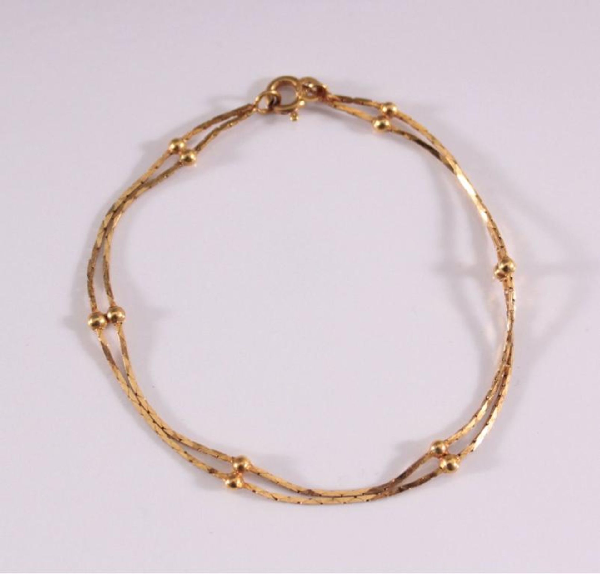 Damenarmband aus 8 Karat GelbgoldZweireihiges Armband an der Schließe punziert 333. Länge ca. 18 cm.