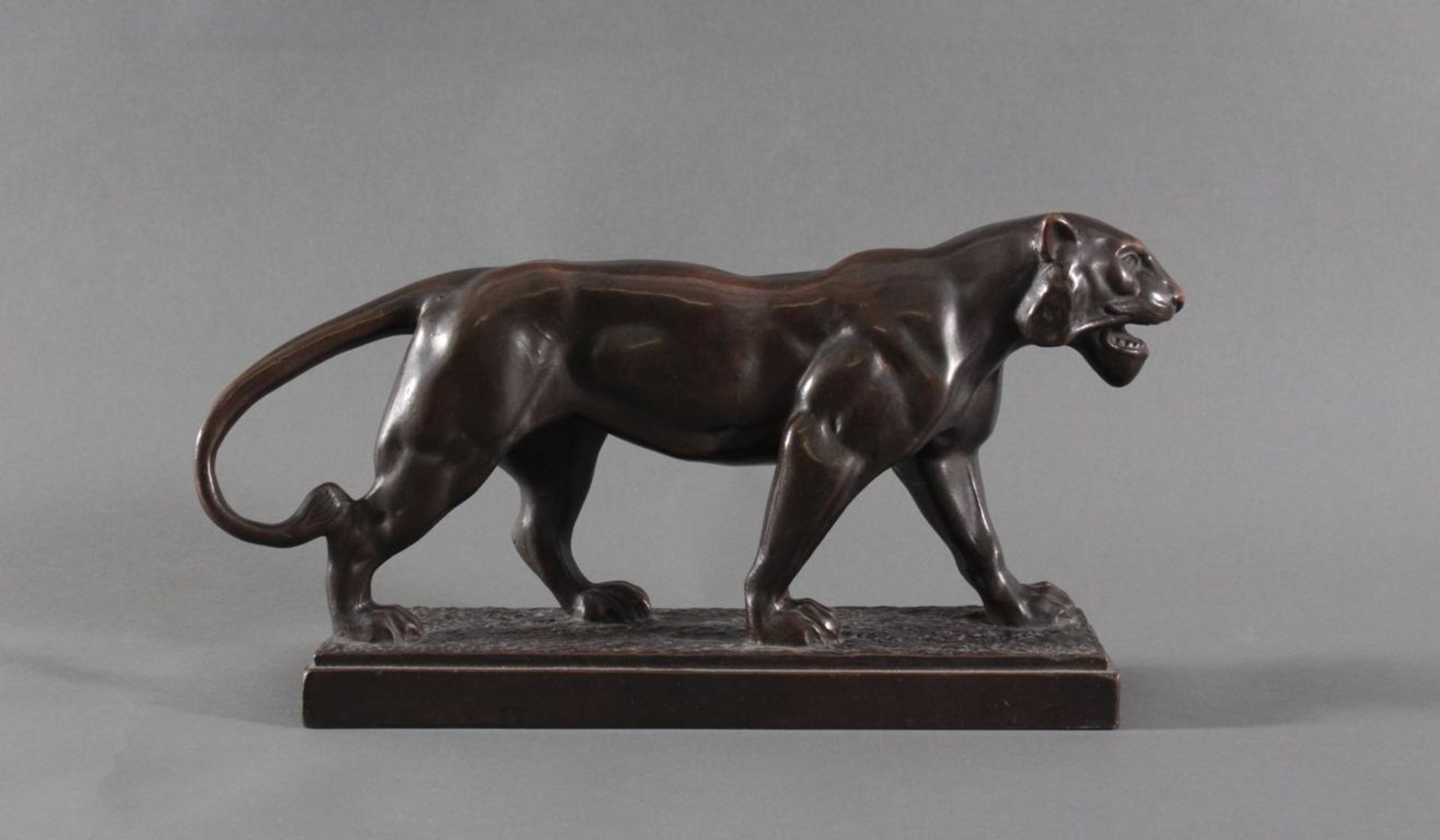 Skulptur einer Löwin aus Kupfer 1. Hälfte 20. JahrhundertPlastisch gestaltete Skulptur einer - Image 2 of 4
