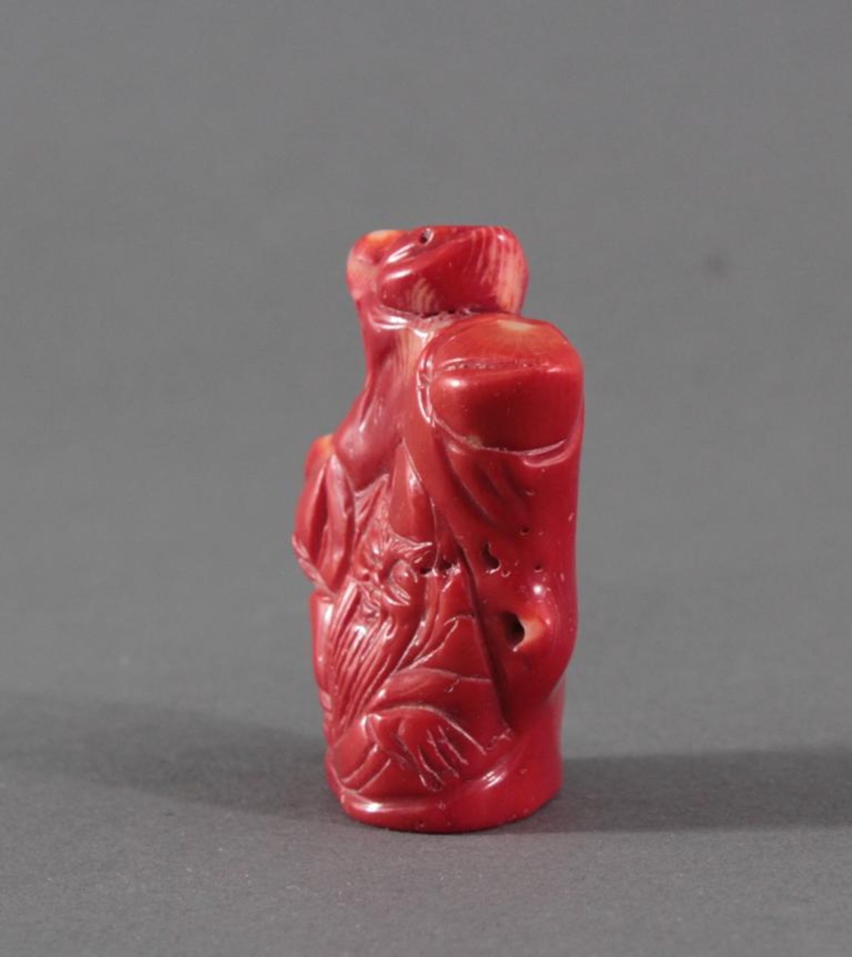 Chinesische Skulptur aus roter JadeAus massiver, roter Koralle einseitig geschnitzt, Motiv eines - Bild 2 aus 4