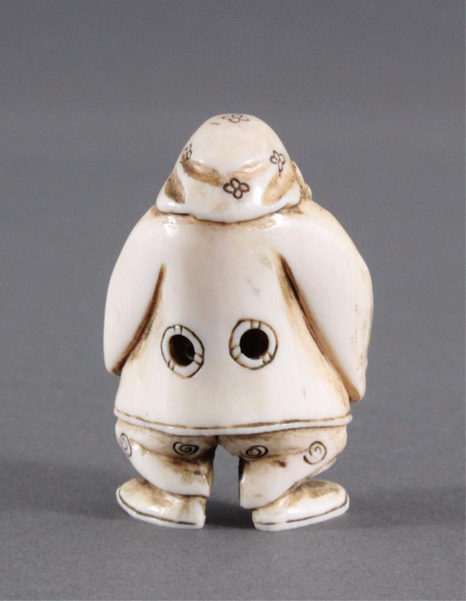 Netsuke, Japan 1. Hälfte 20. Jh., Elfenbein geschnitztMusizierender Mann, ca. Höhe 5,1 cm - Bild 2 aus 3