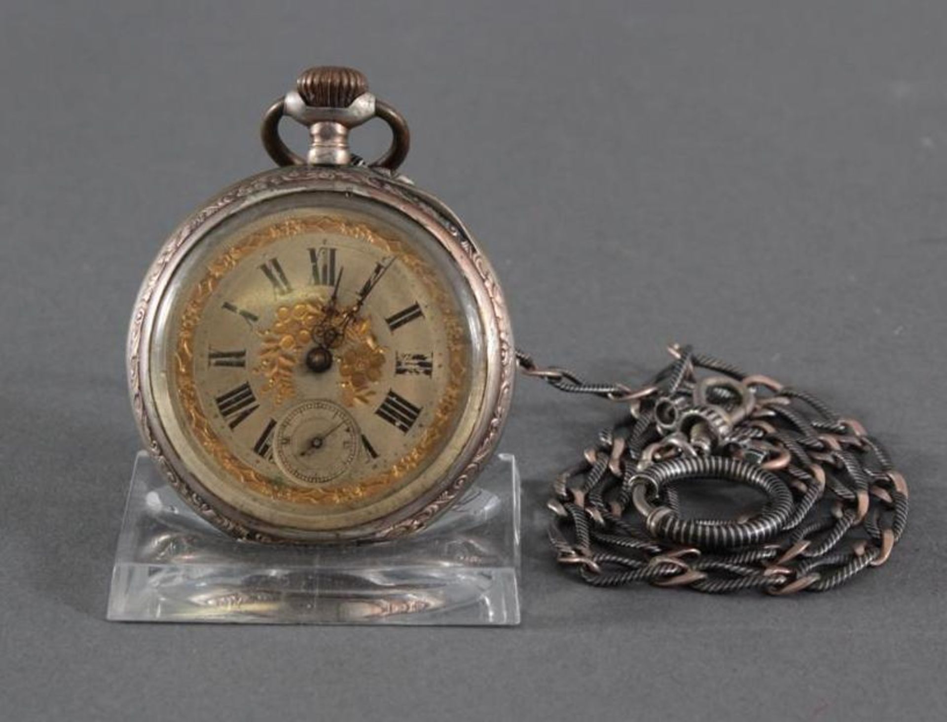 Silberne Taschenuhr, 800er Silber, um 1900Reliefartiges, versilbertes Gehäuse, aufklappbarer