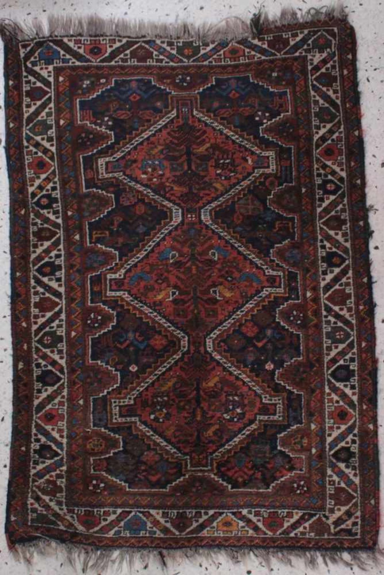 Antiker Teppich um 1900, PflanzenfarbenGeometrisch gemustert, 150 x 104 cm