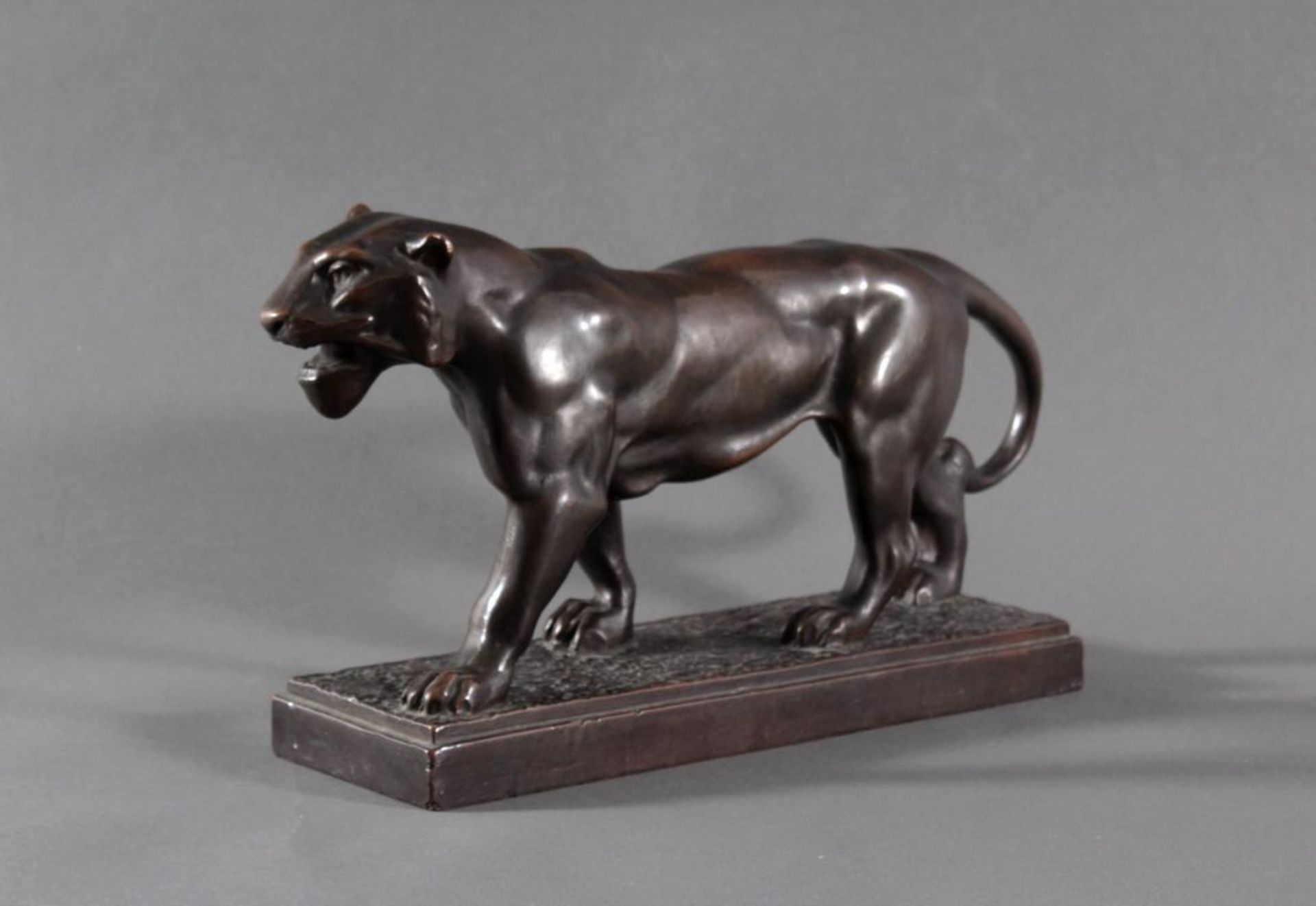 Skulptur einer Löwin aus Kupfer 1. Hälfte 20. JahrhundertPlastisch gestaltete Skulptur einer - Image 3 of 4