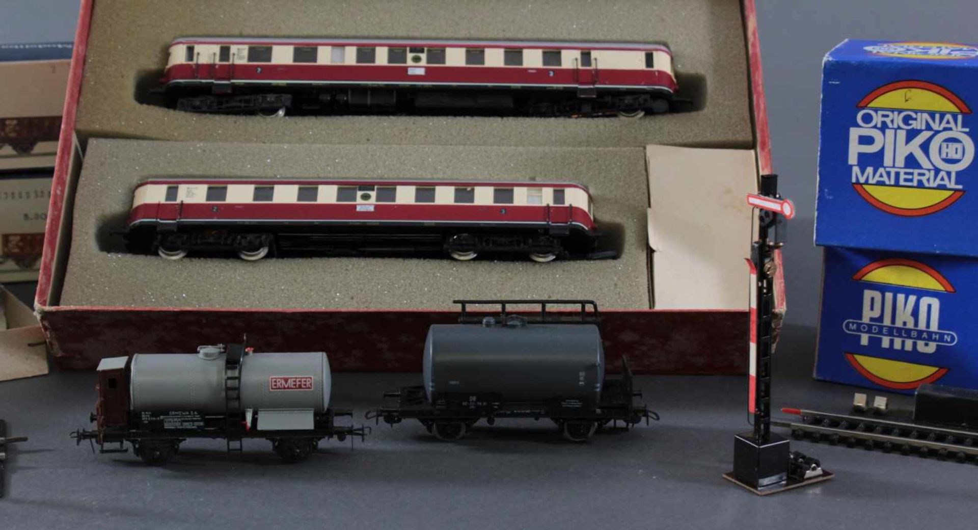 Konvolut Piko Eisenbahn in der OriginalverpackungTriebwagenzug BR185 + BR195, 2 Kesselwaggons - Image 3 of 3