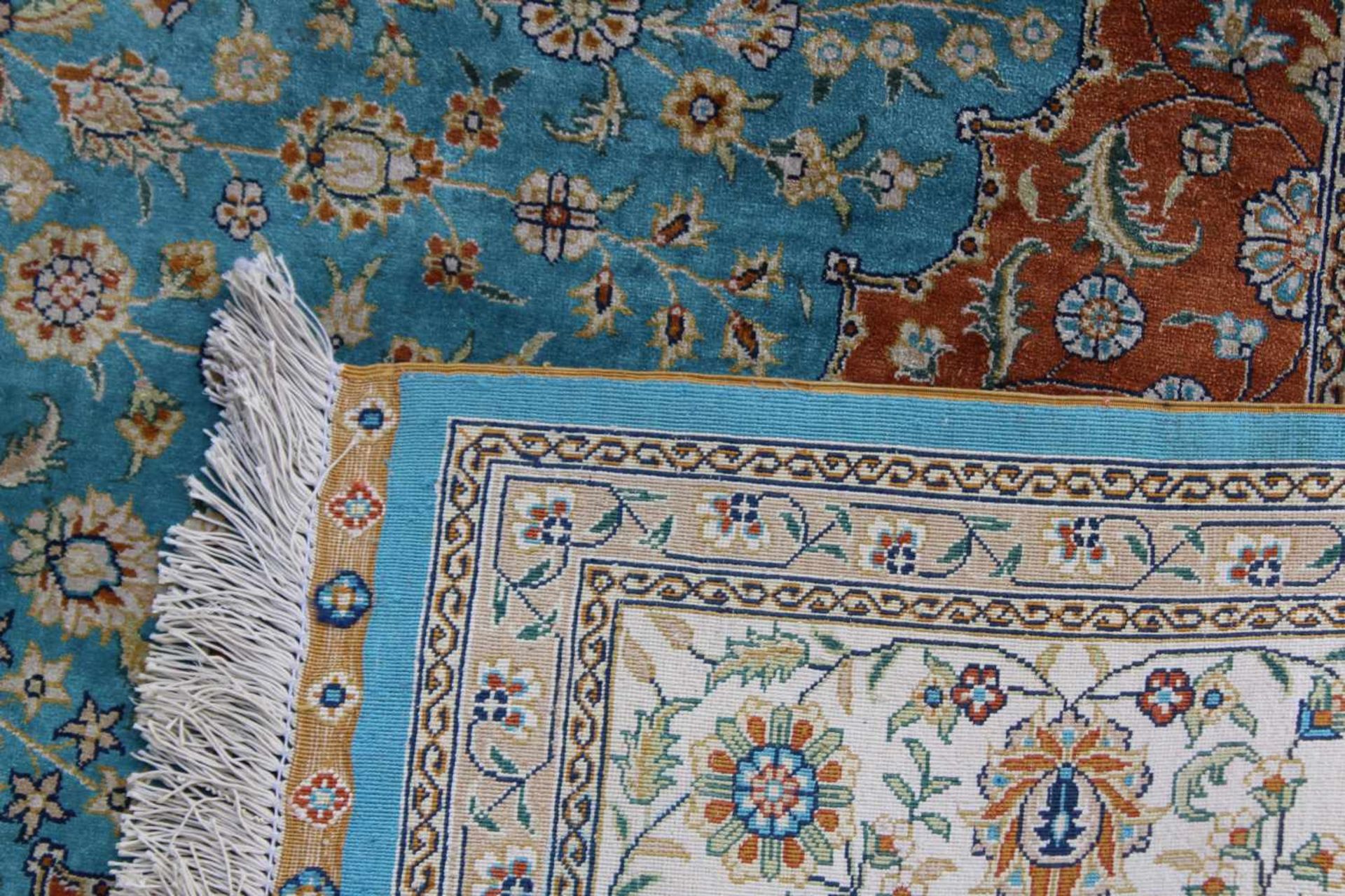 Teppich, China-Seide 20. Jh.Sehr feine Knüpfung, Seide auf Seide, beige, braun und rotgrundig, - Image 3 of 3