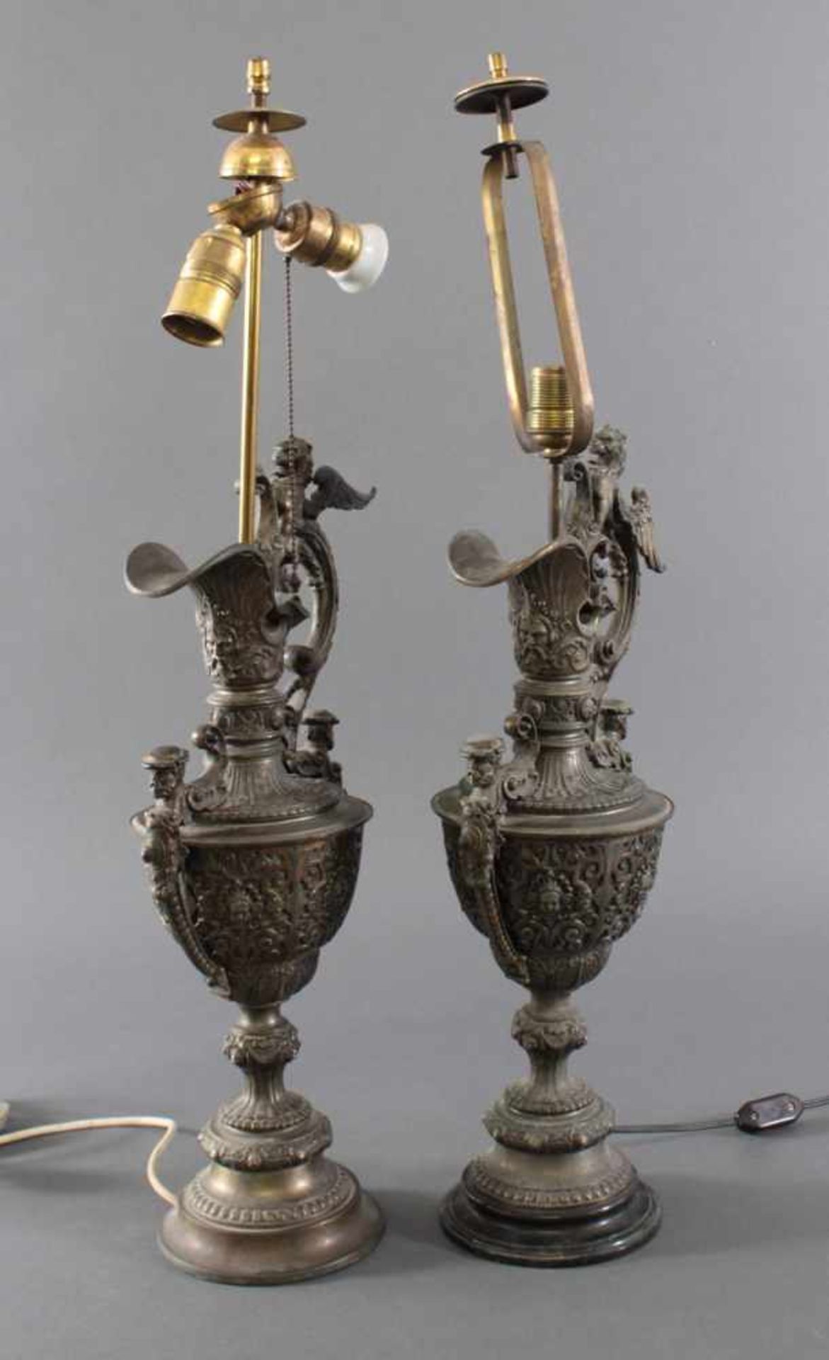 2 Tischlampe im Renaissance-Stil.Aus reliefiertem Zinkguss bronziert, in Form von Henkelkrügen, - Image 5 of 7