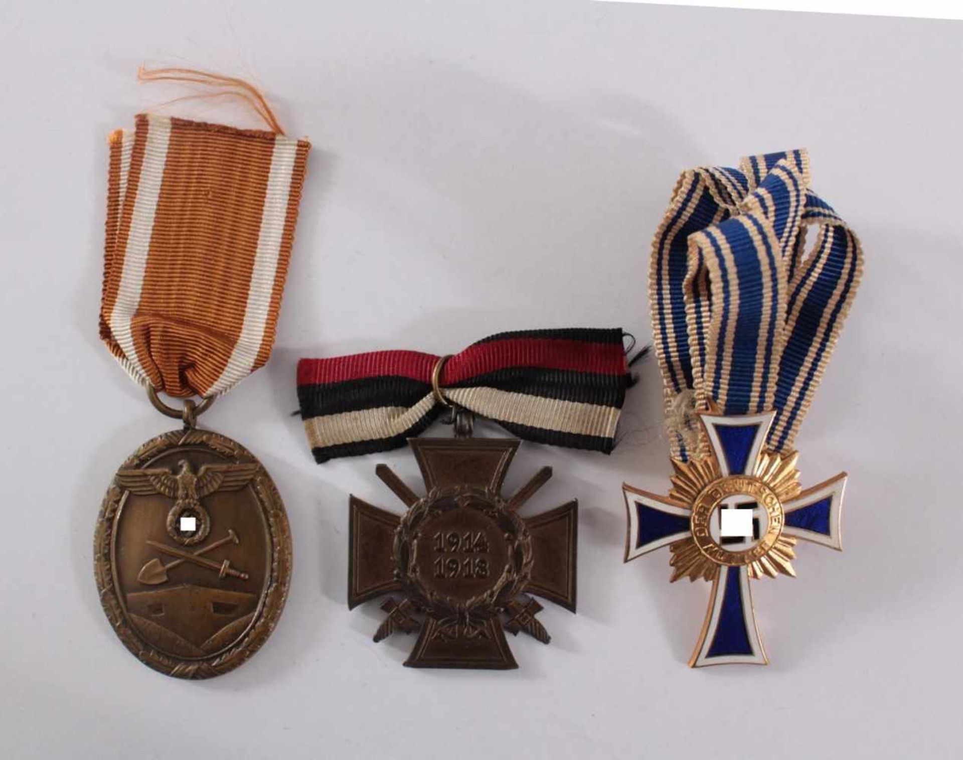 Konvolut Militaria 2. WK.1 Ehrenkreuz der Deutschen Mutter dritte Stufe, mit Verleihungstüte. 1