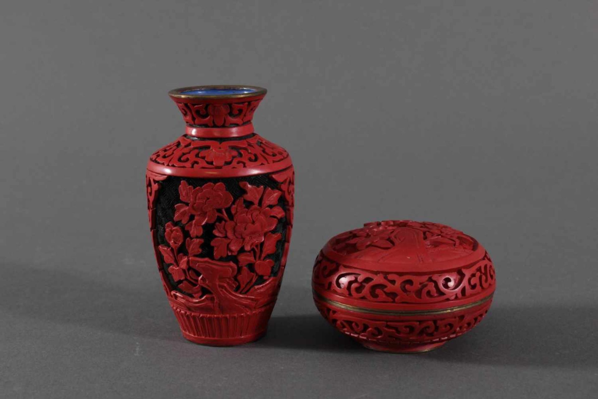 Schichtlack-Deckeldose und Vase, China, Mitte 20. JahrhundertAußenwandung mit dickem, zweifarbigem