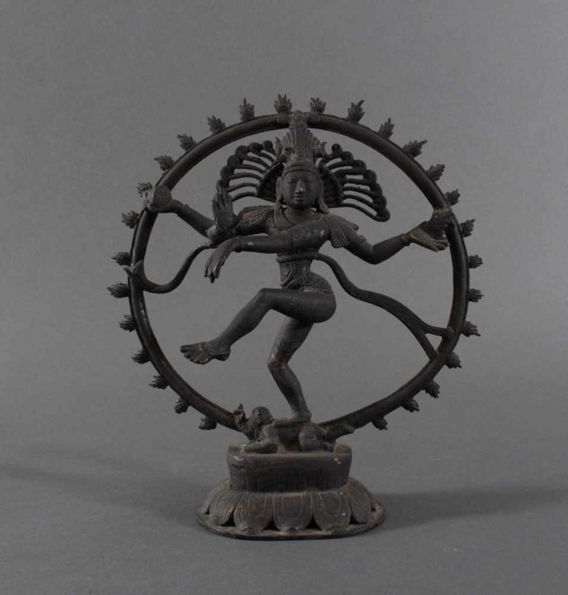 Tanzende Göttin Shiva, Bronze, Indien 20. Jh.Bronze-Skulptur mit schwarzer Patina, Tanzende Göttin