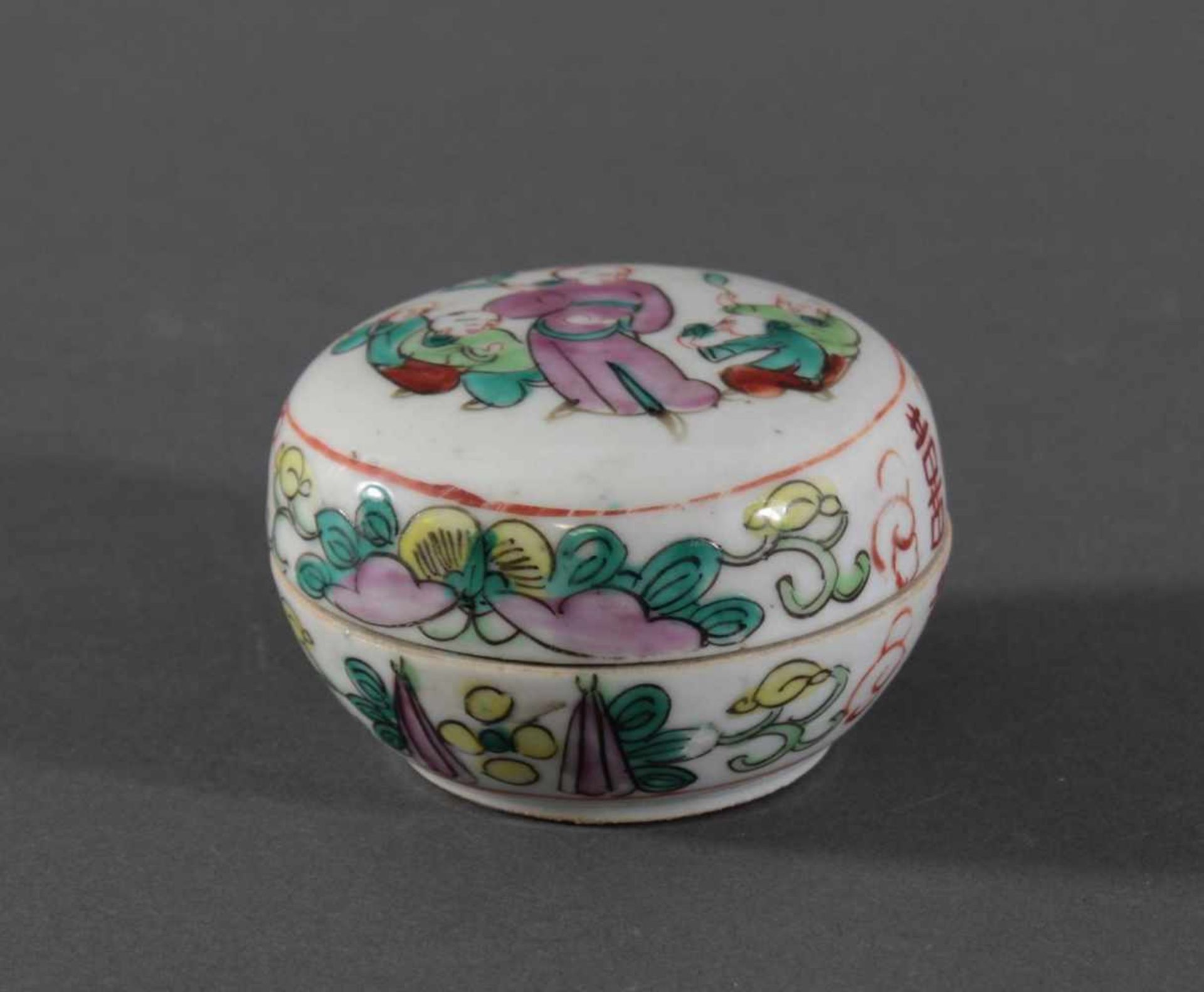 Deckeldose, China, "Famille rose"Porzellan, Bemalung mit spielenden Knaben. Wandung mit Blüten und