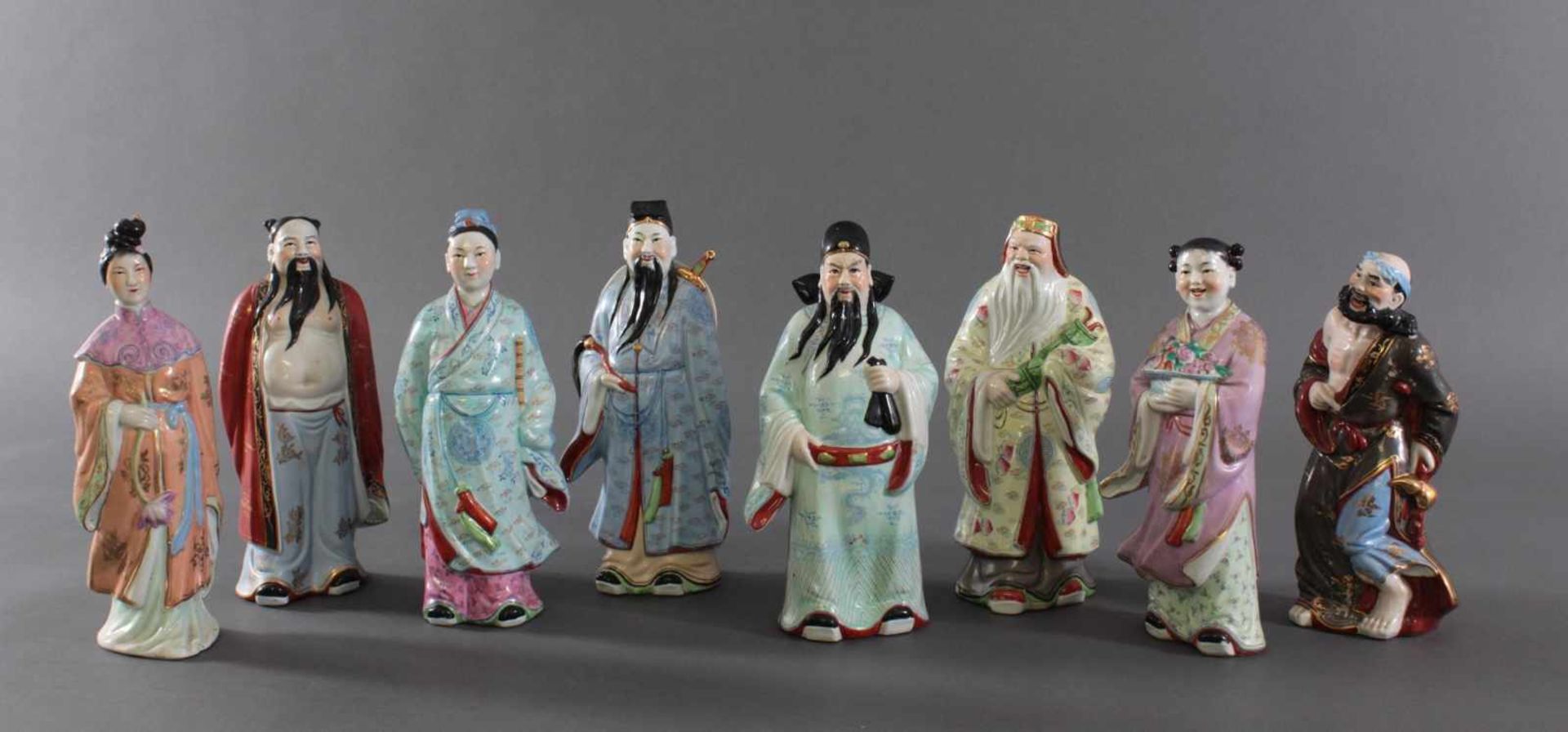 Acht Porzellanfiguren, China 20. JahrhundertPorzellan, vollplastische stehende Darstellungen, nach