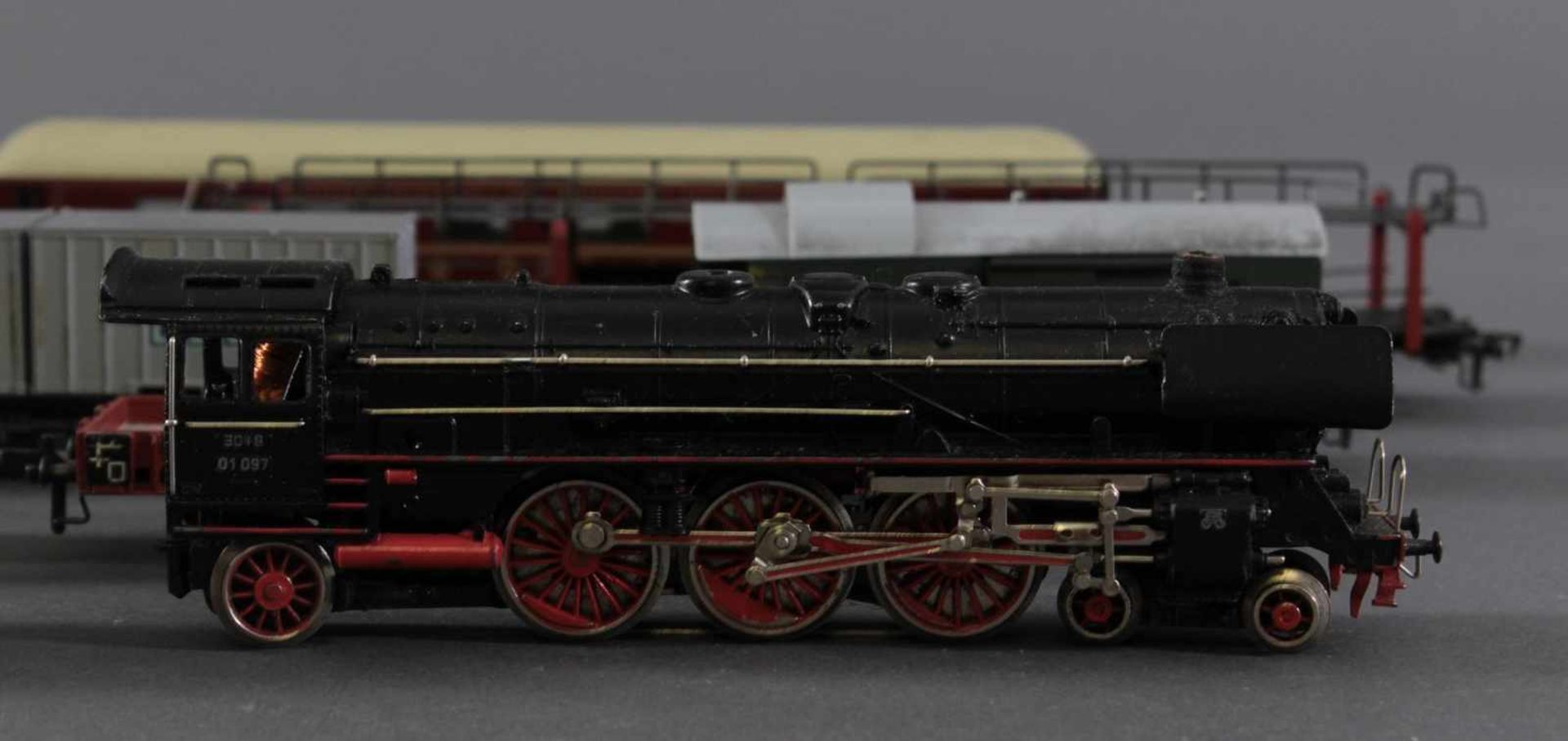 Märklin Dampflok 3048 BR 01 097 mit 10 Güterwaggons aus Kunststoff und Blech, Spur H08 Güter, 1 - Image 2 of 2