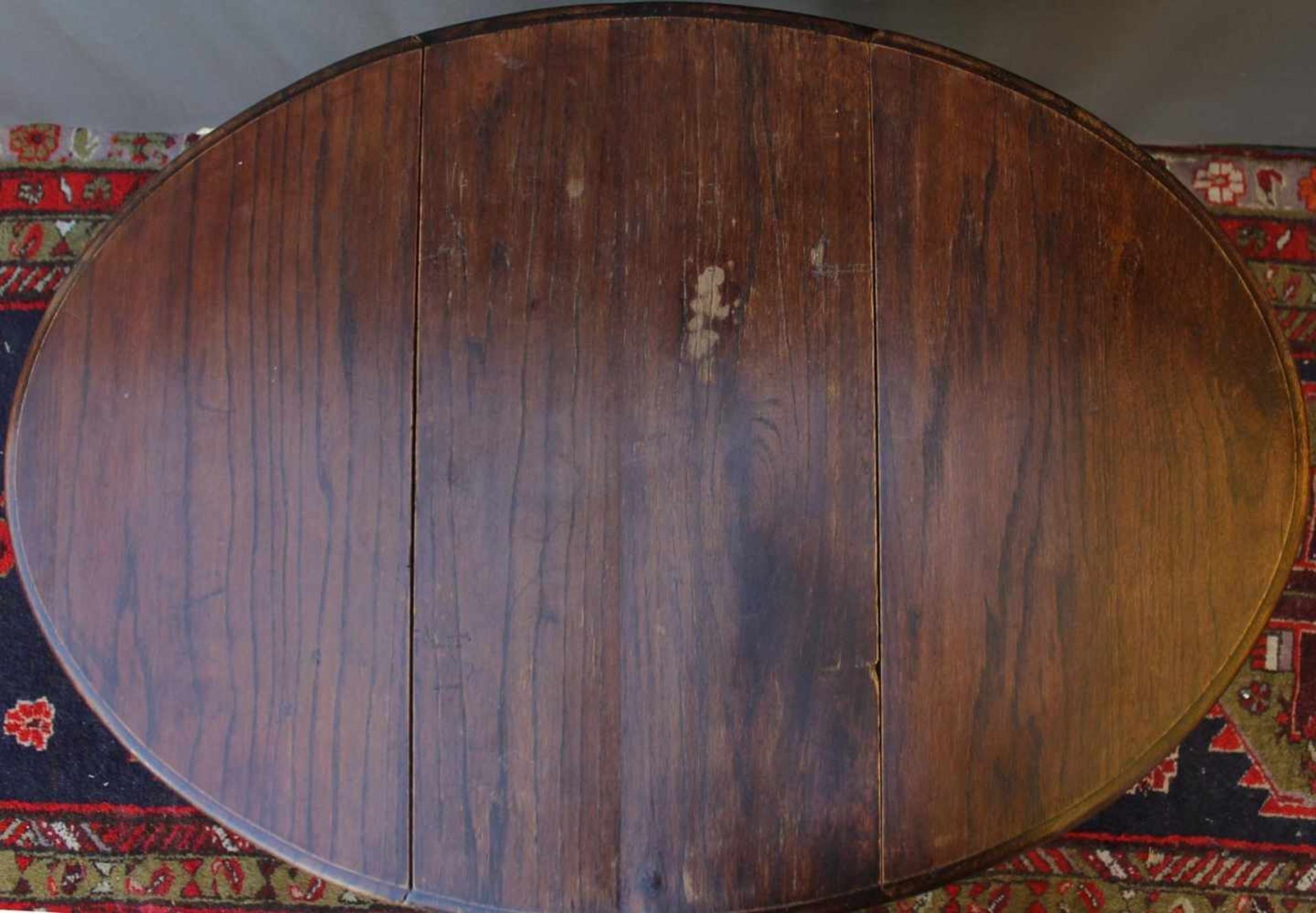 Englischer Klapptisch 19. Jh.Eiche massiv, ovale Platte auf gedrechseltem Fußgestell mit - Image 2 of 3