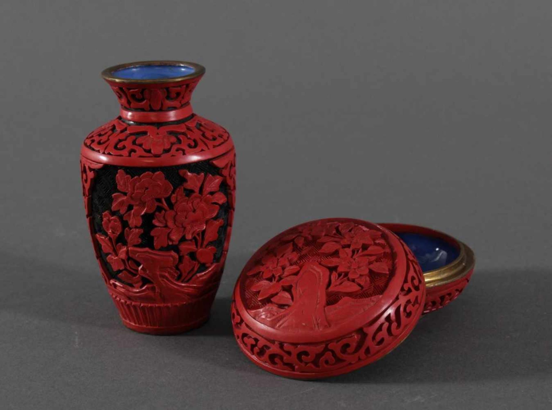 Schichtlack-Deckeldose und Vase, China, Mitte 20. JahrhundertAußenwandung mit dickem, zweifarbigem - Image 2 of 4