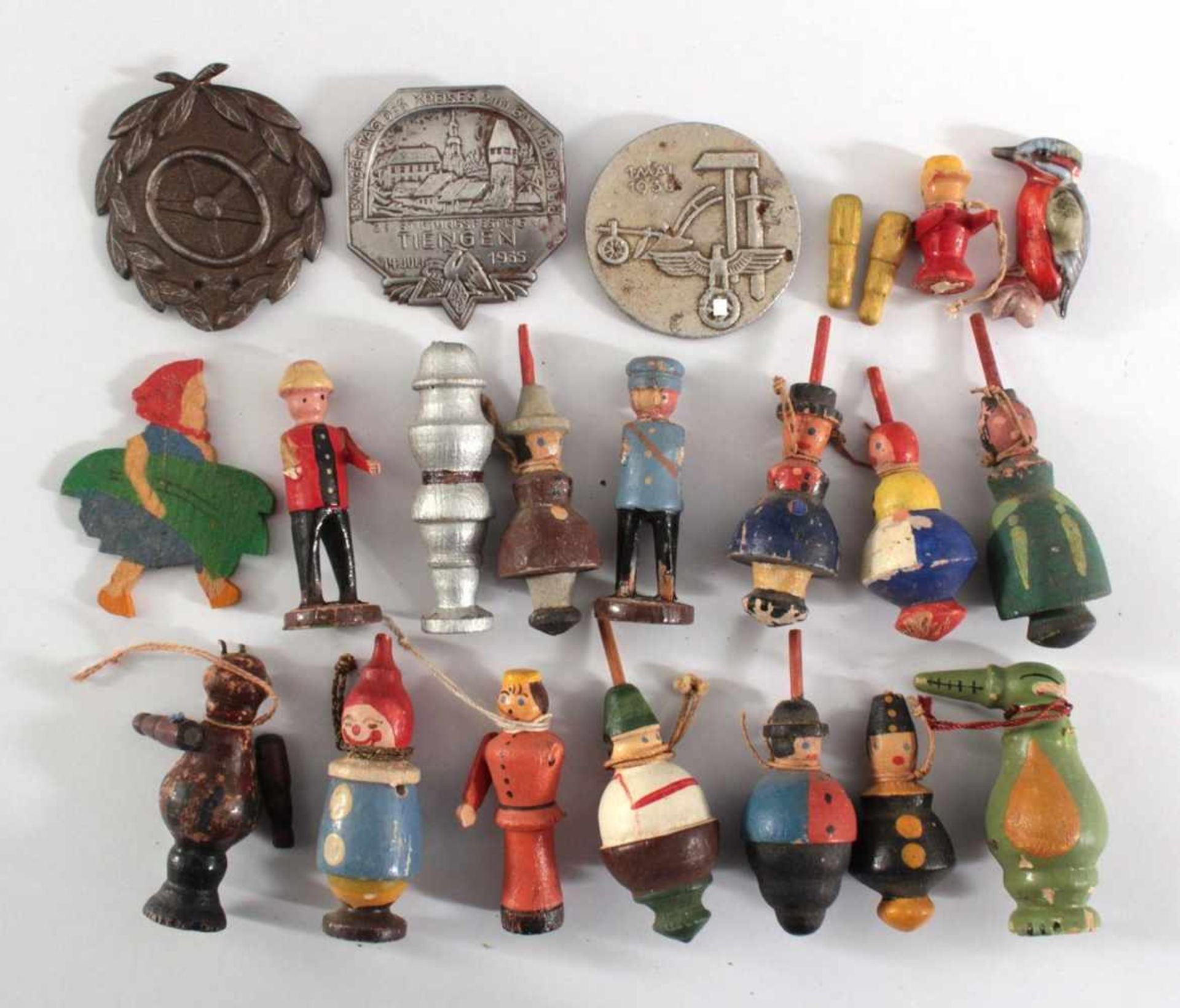 Sammlung WHW Spendenbelege, Tagungs- und Vereinsabzeichen16 Figuren aus Holz, geschnitzt und
