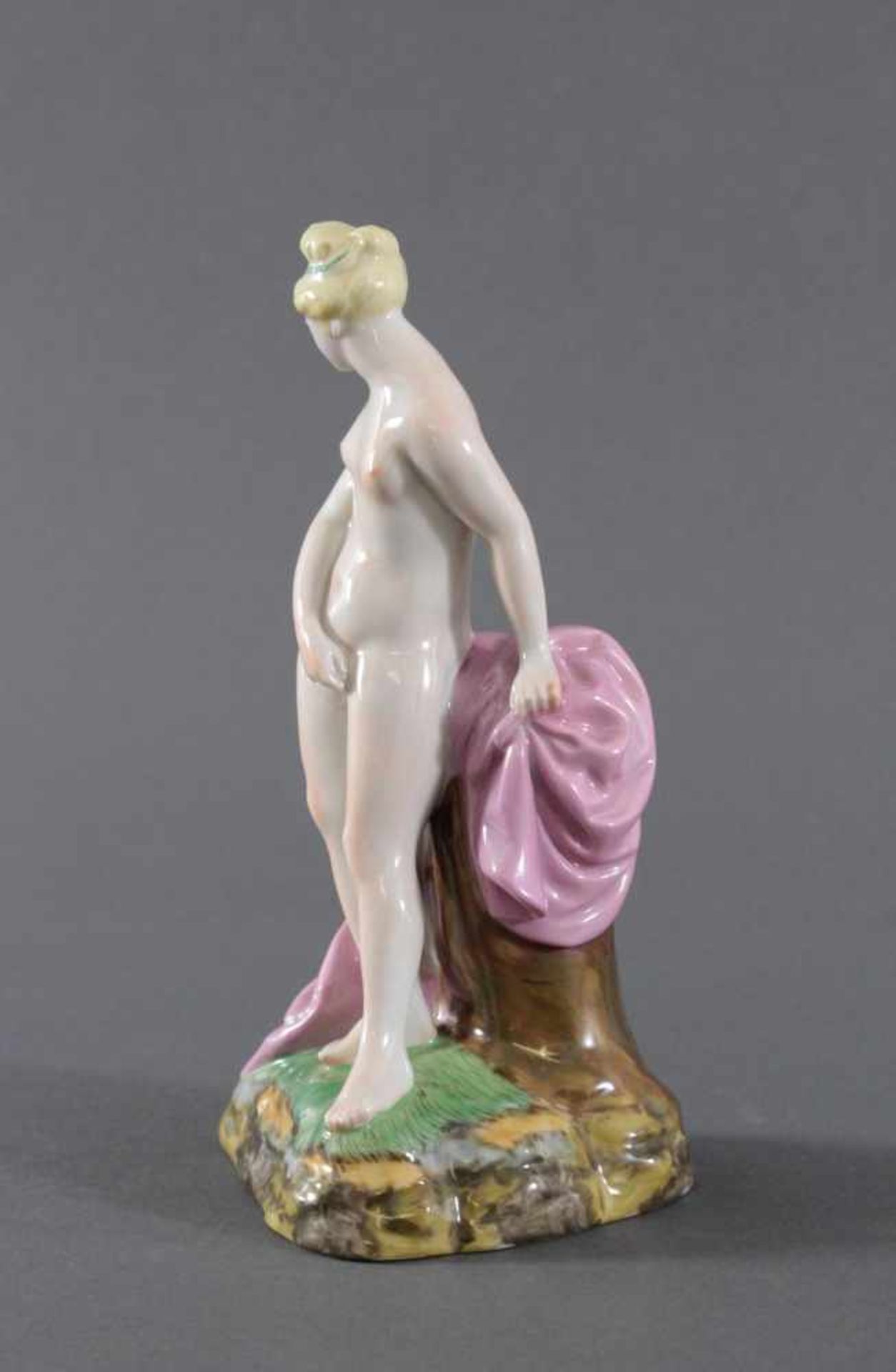 Höchst Porzellanfigur. "Venus vor dem Bad", 20. Jh.,Porzellan, polychrom staffiert, glasiert, - Bild 3 aus 6