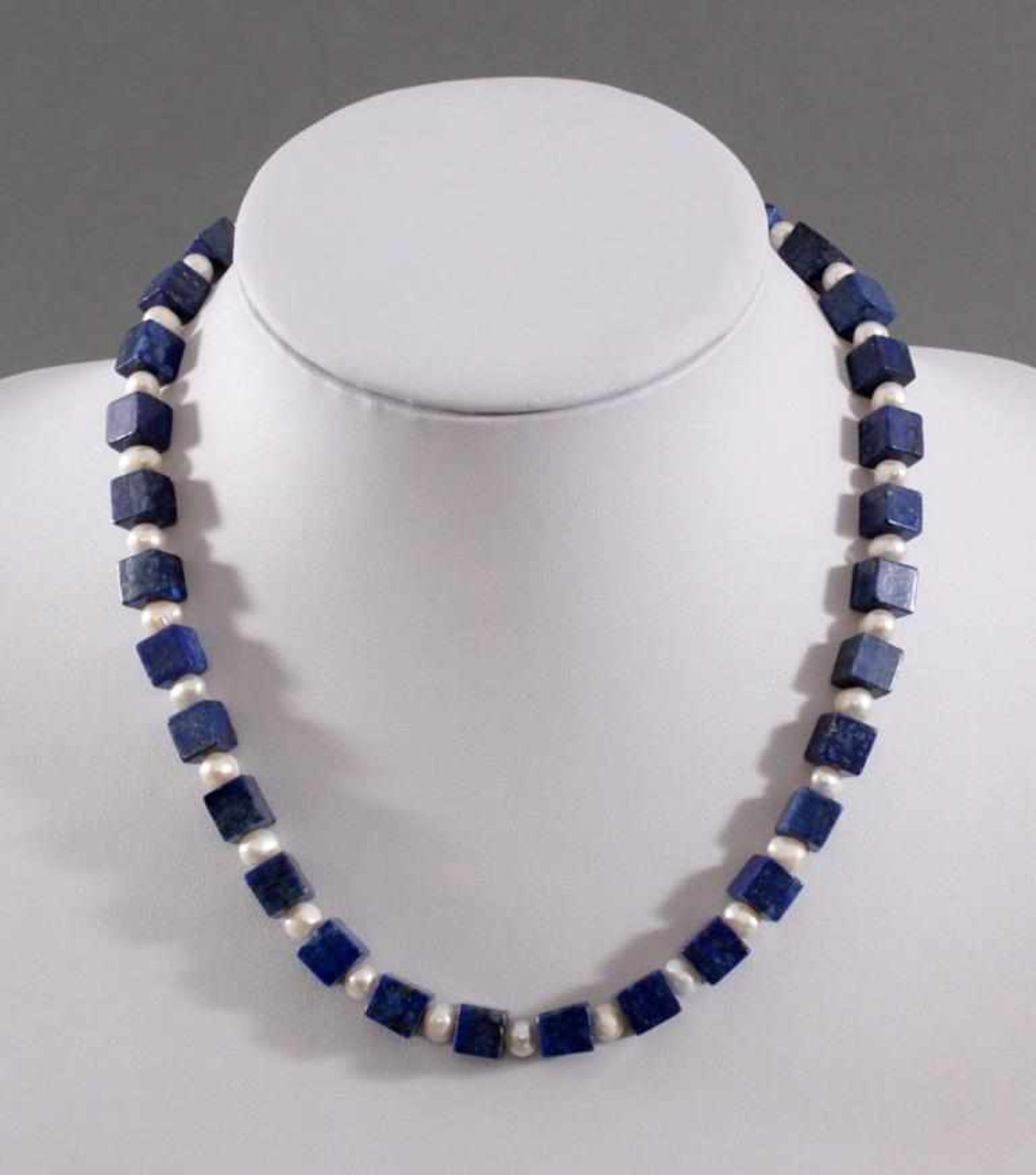 Halskette mit Lapislazuli-Steinen und Frischwasser-PerlenKarabiner-Verschluss aus Sterling Silber,