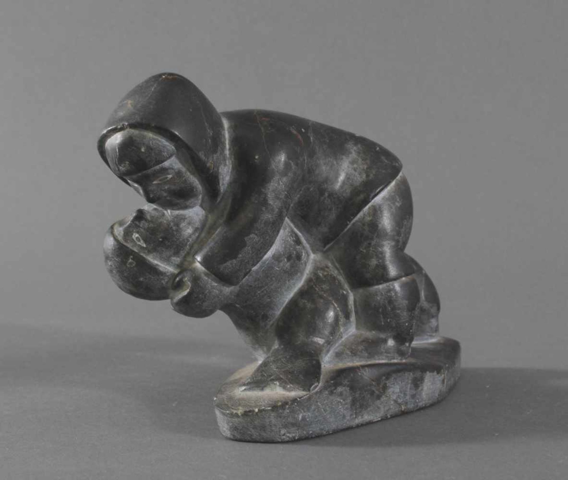 Inuit Skulptur, Mann und Frau küssend, Grönland 20. Jh.Aus schwarzem Speckstein geschnitzt, poliert,