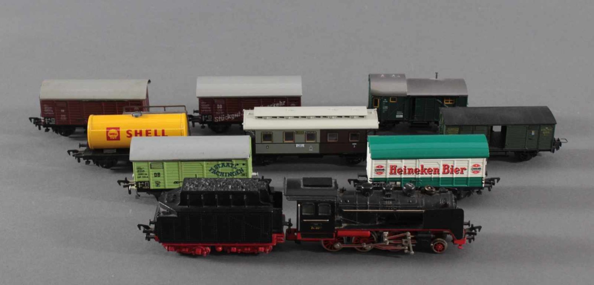 Fleischmann Dampflok 1350, 24 001 mit 8 Gütterwaggons, Spur H0Tenderlokomotive in schwarz, 8